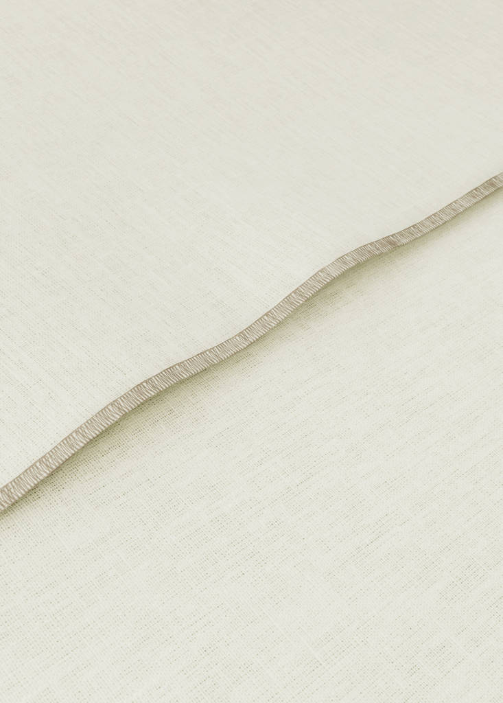 Resin-coated 100% linen tablecloth with contrasting overlock for 6 to 8 diners — Off White