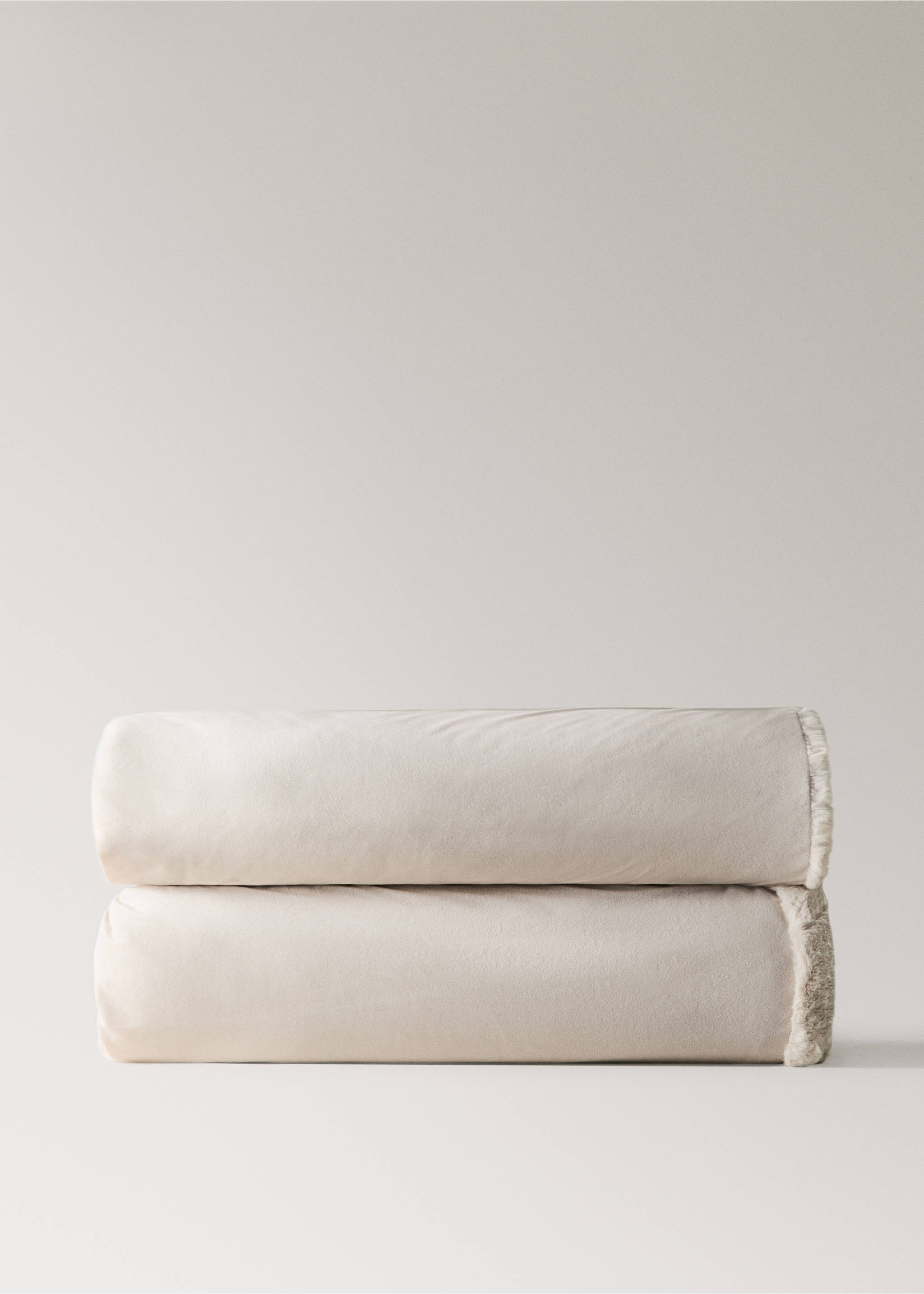 Soft textured blanket - Details of the article 3, Sand. Ref: 37042552-00.