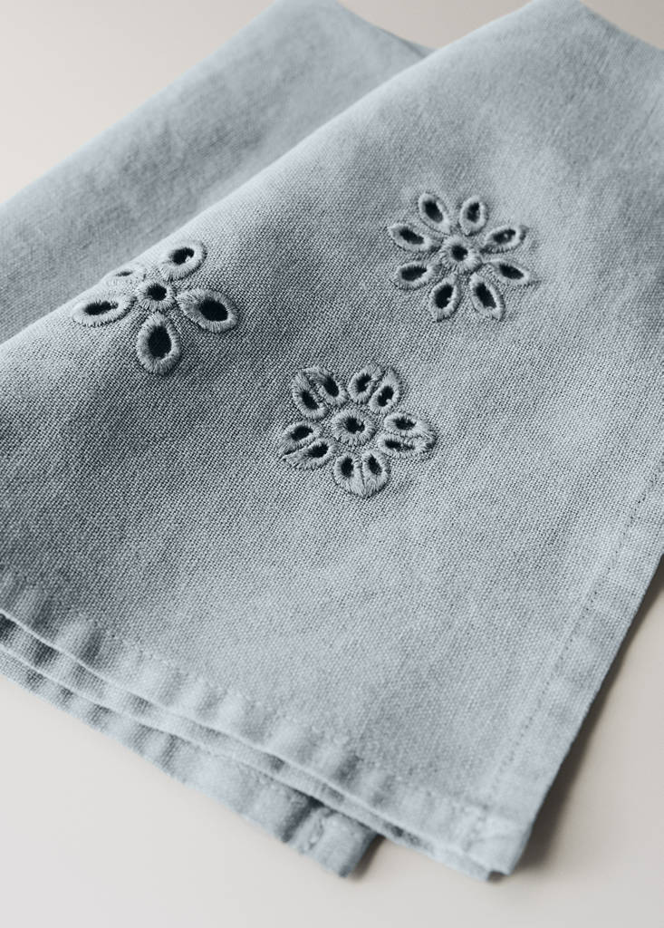 Floral embroidered serviettes — Blue
