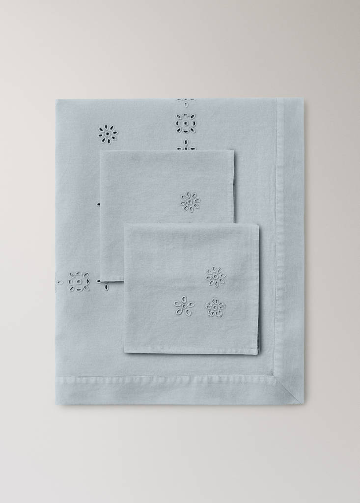 Floral embroidered serviettes — Blue