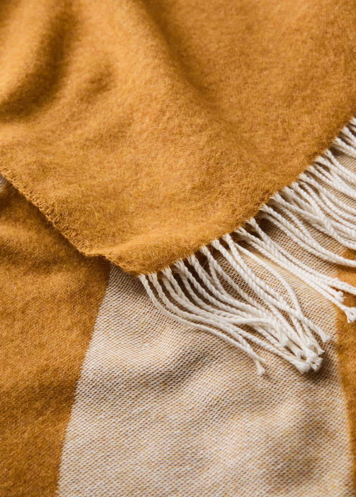 Floral design throw with tassels — Yellow