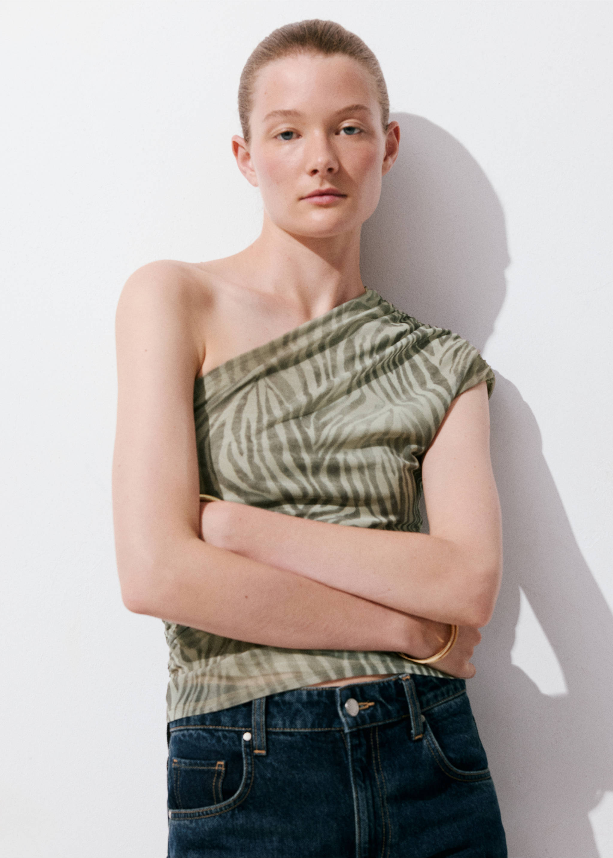 Asymmetric printed top - Details of the article 3, Light/Pastel Grey. Ref: 37042558-00.