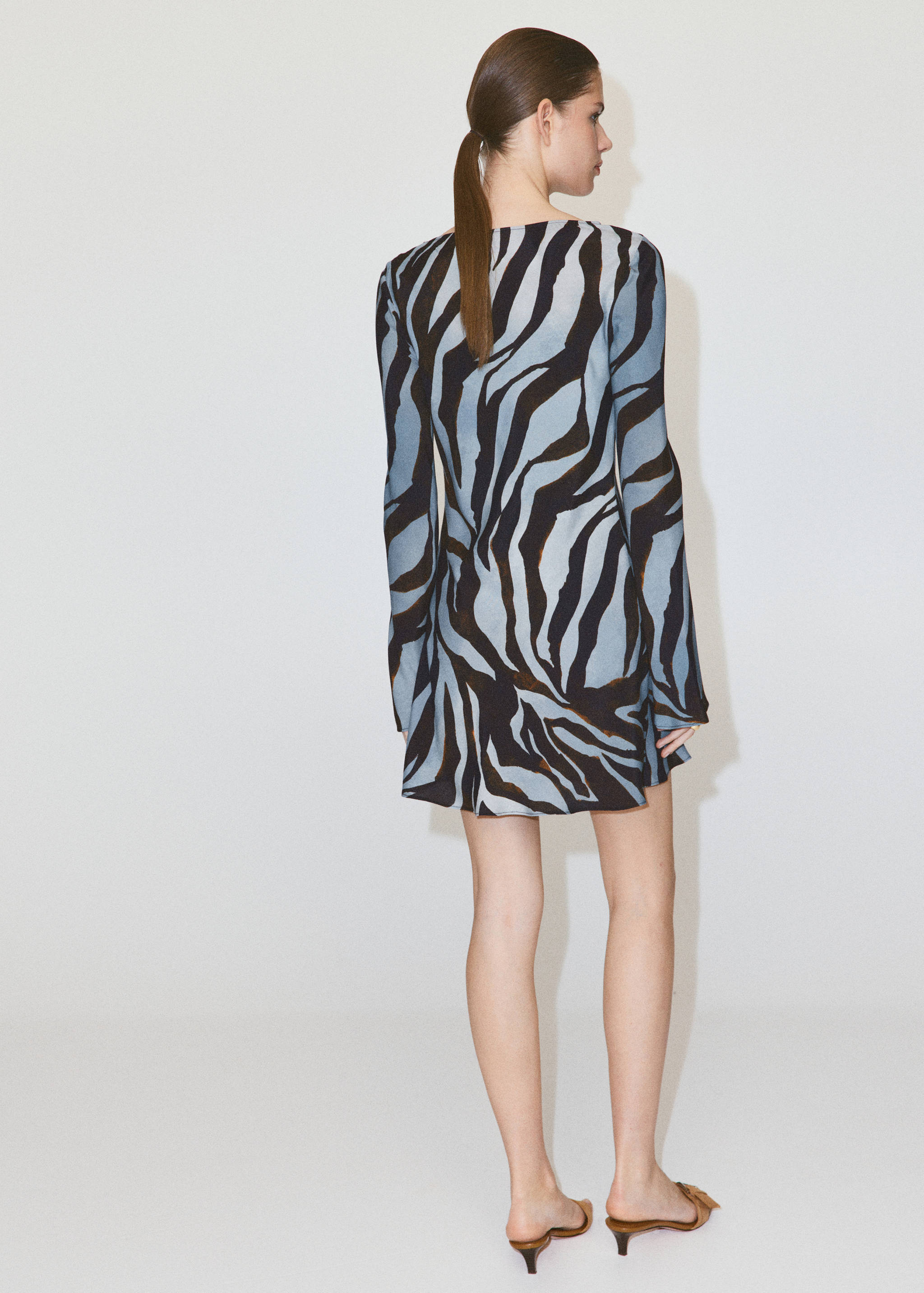 Short patterned dress - Reverse of the article