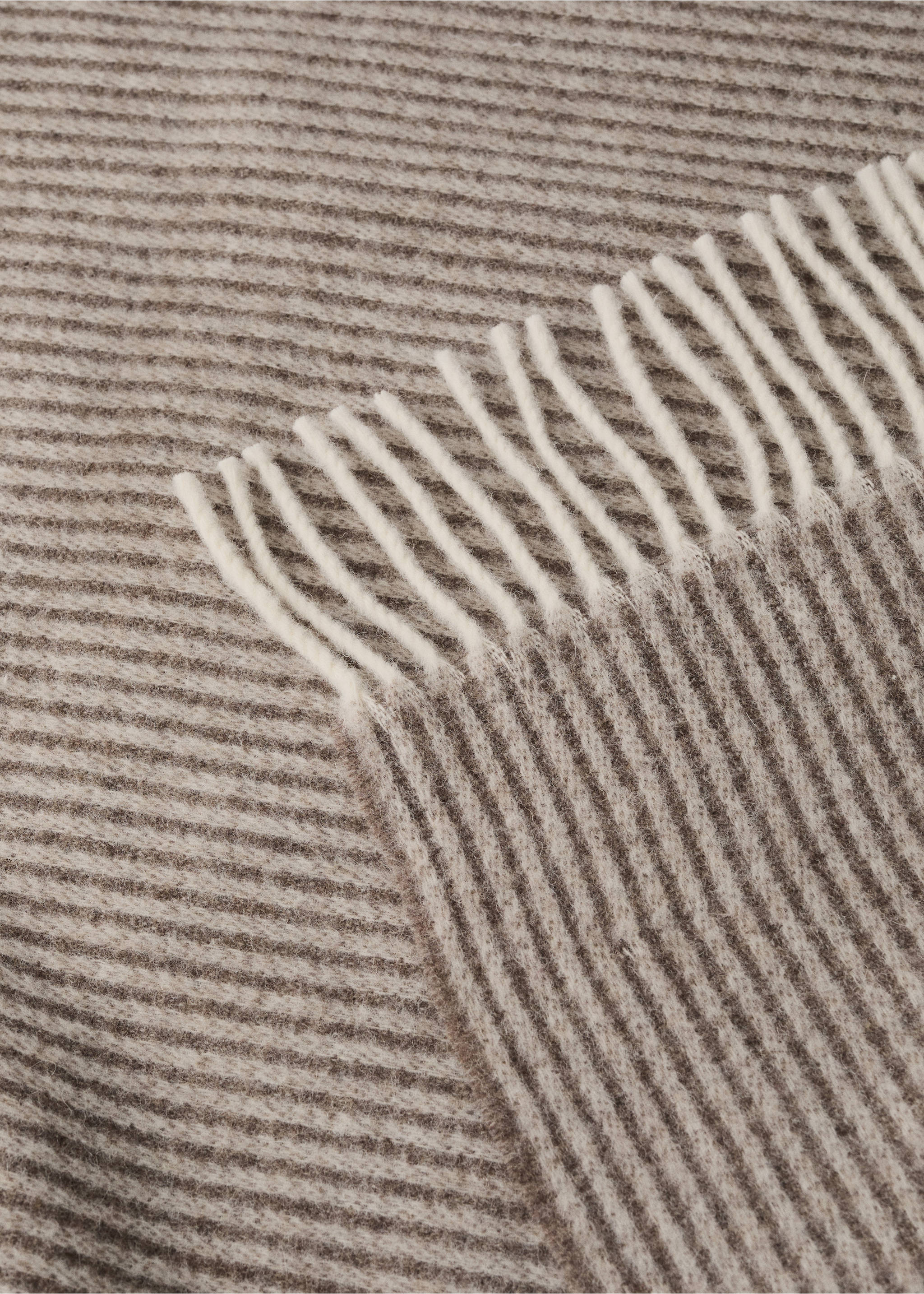 Plaid en laine à rayures avec détails de franges - Détail de l'article 2, Marron clair/pastel. Ref: 37042563-00.