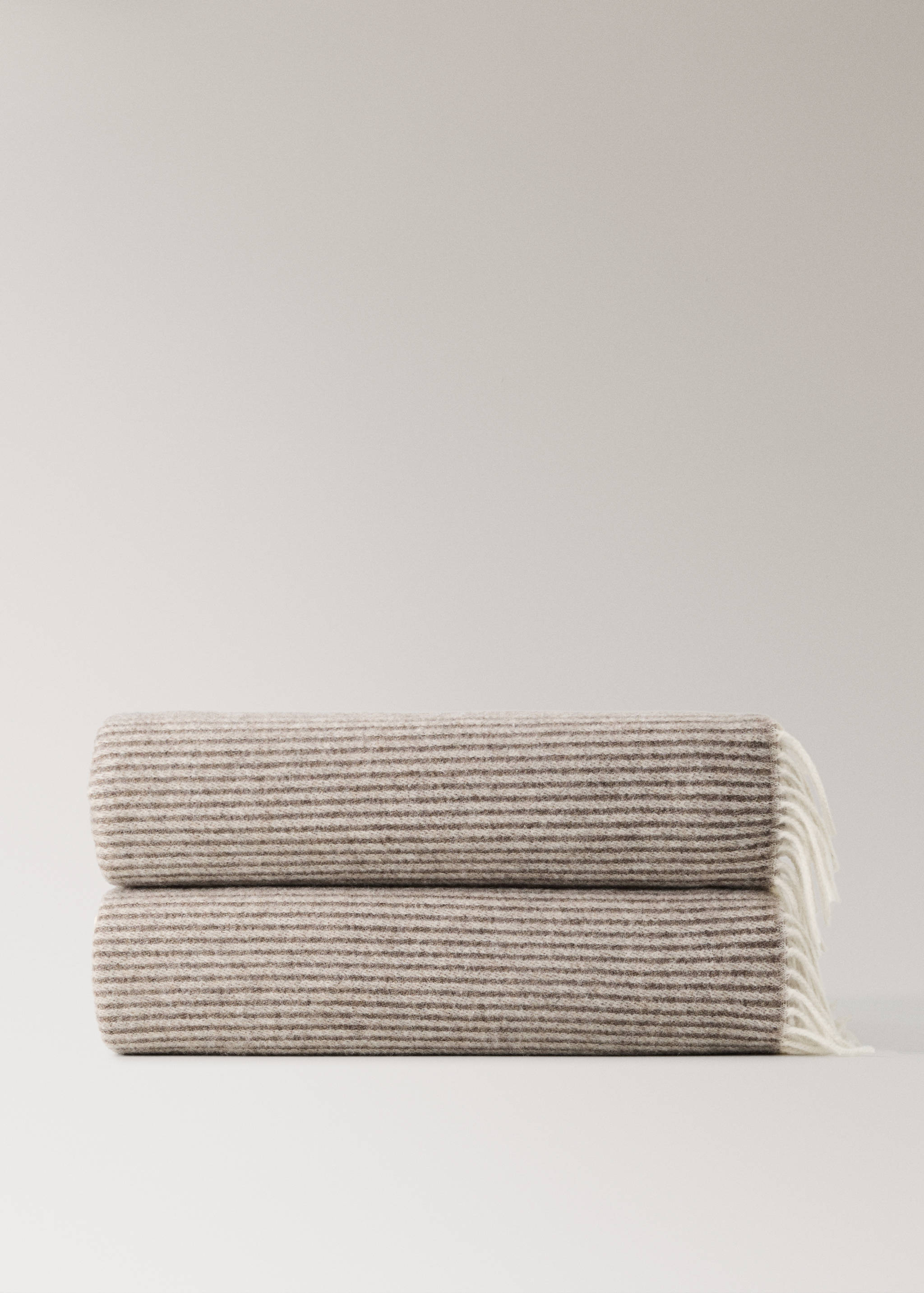 Plaid en laine à rayures avec détails de franges - Article sans modèle