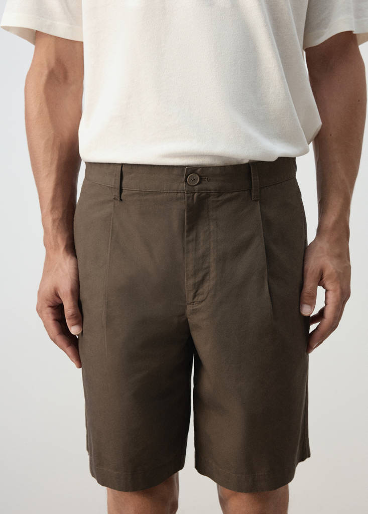 Lyocell cotton blend pleated bermuda shorts — Brown