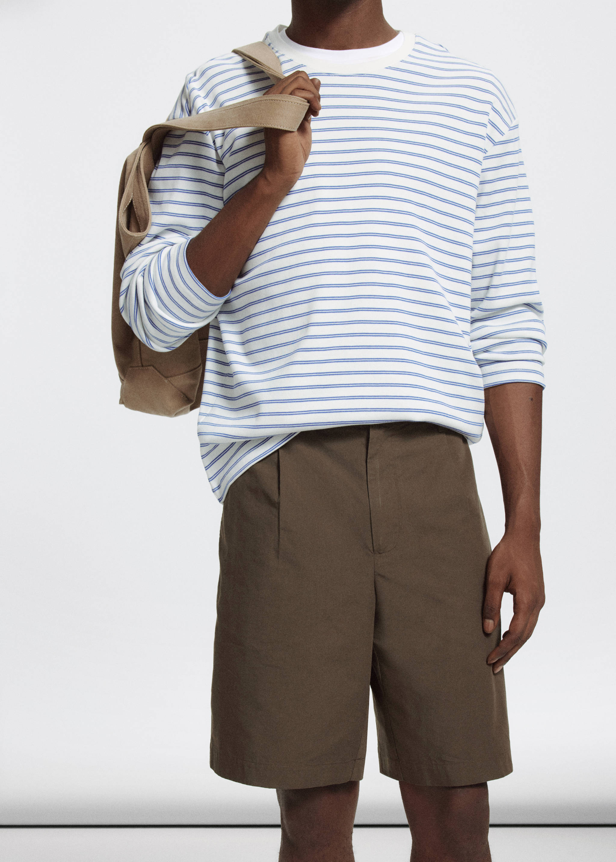 Lyocell cotton blend pleated bermuda shorts - Reverse of the article