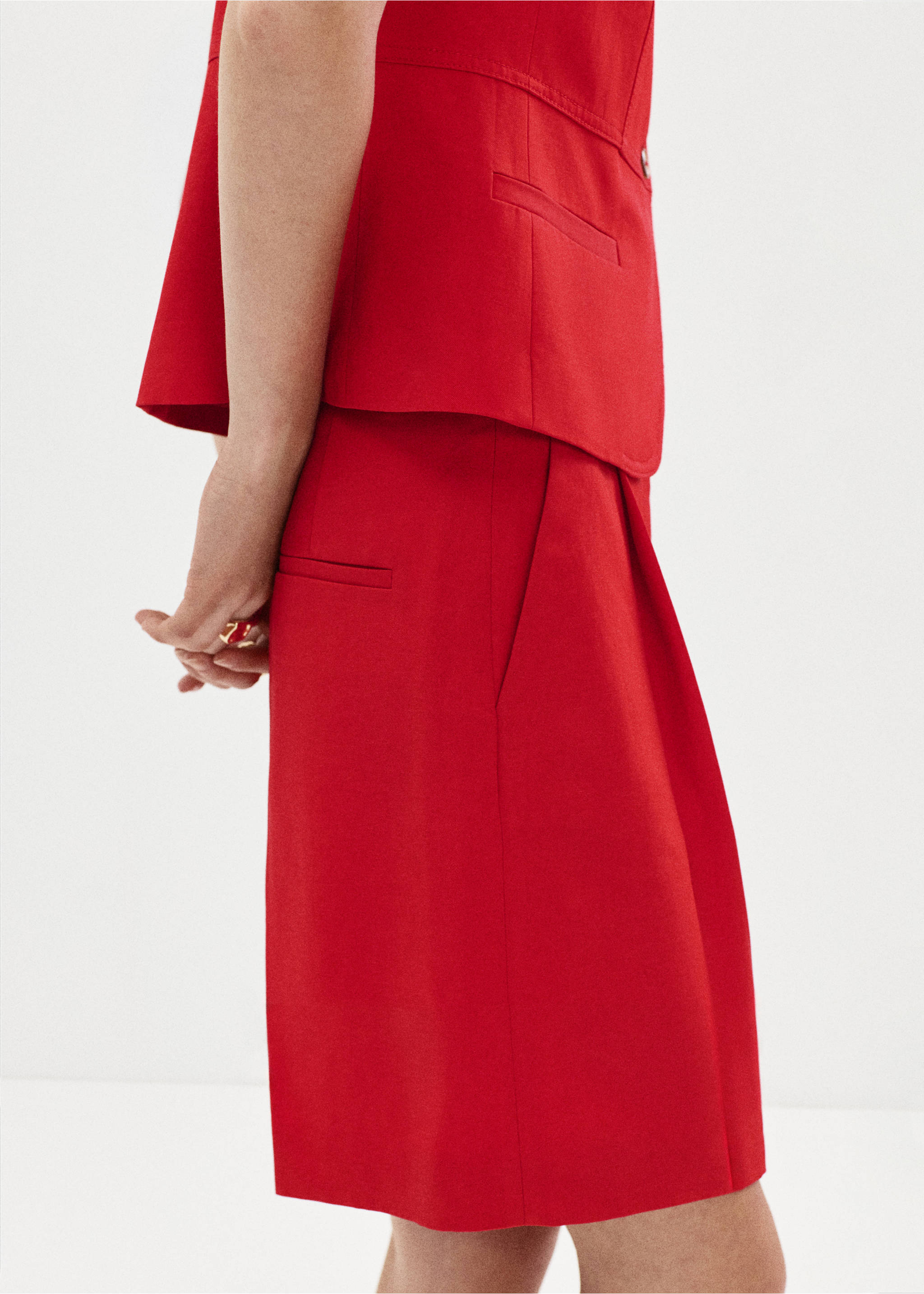Straight mid-rise bermuda shorts - Details of the article 1, Red. Ref: 37042892-00.