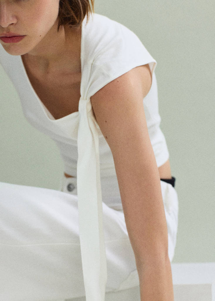 Fine knit jumper with bow detail — White