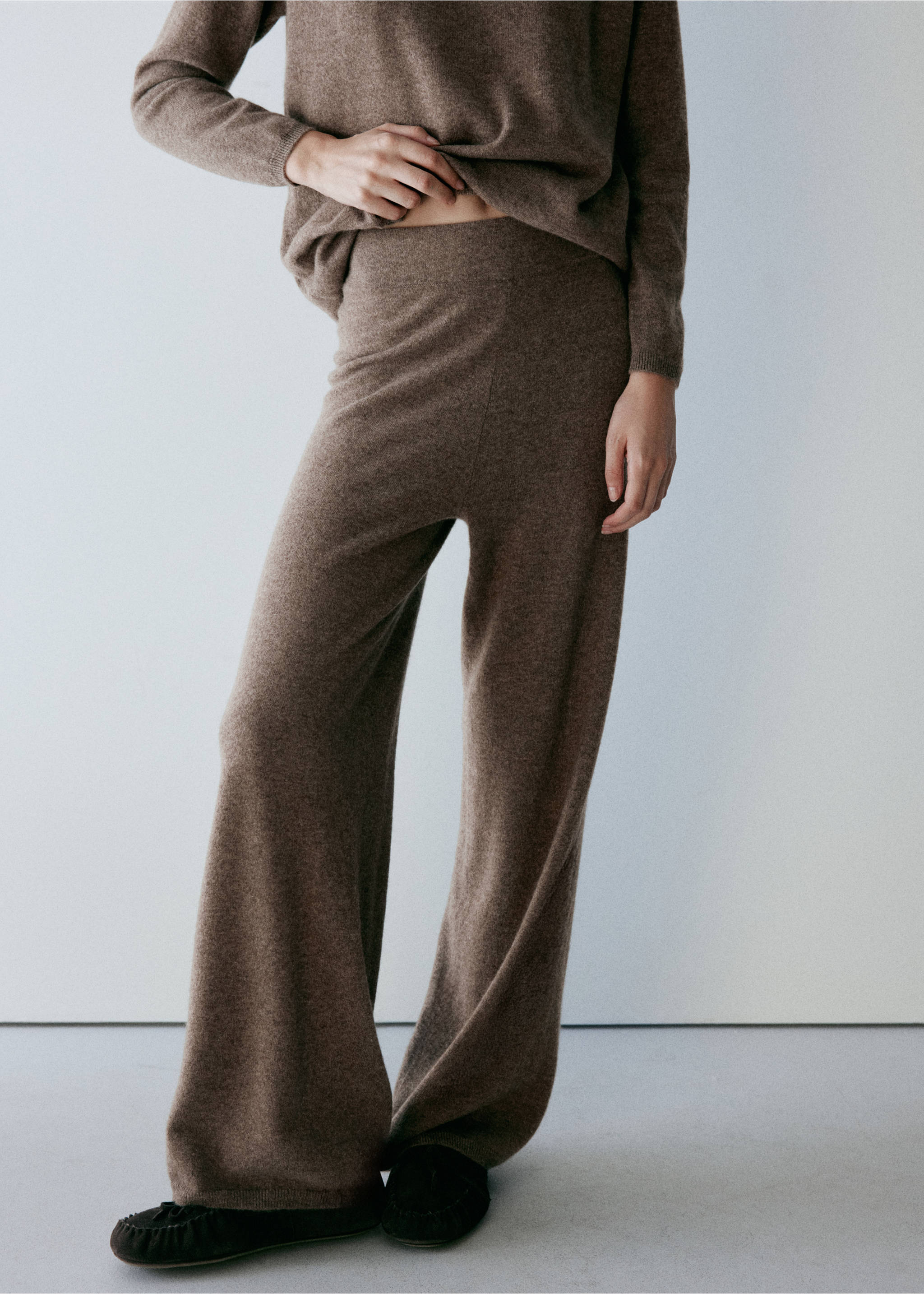 100% cashmere trousers - Medium plane, Medium Brown. Ref: 37042900-00.