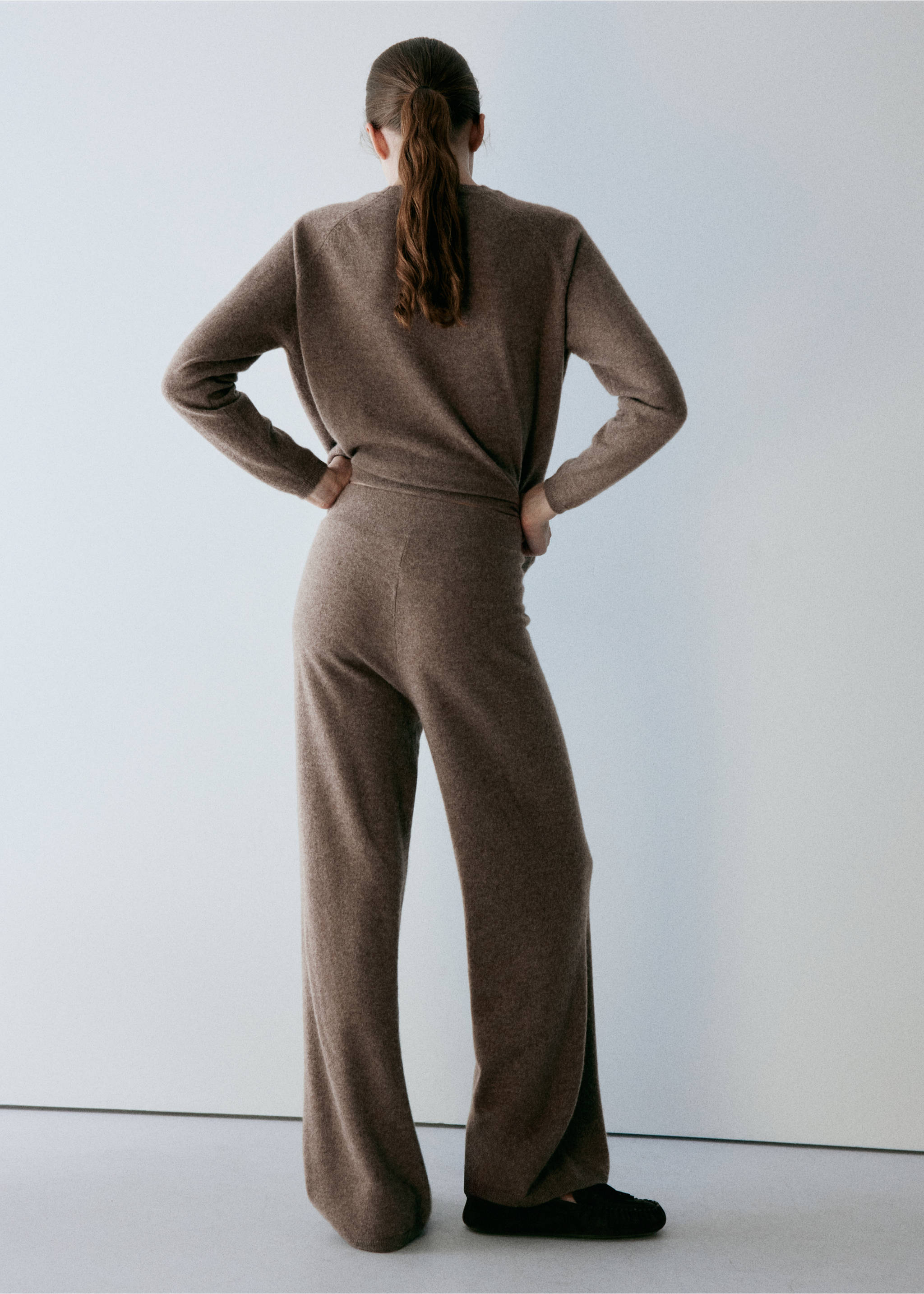 100% cashmere trousers - Reverse of the article, Medium Brown. Ref: 37042900-00.
