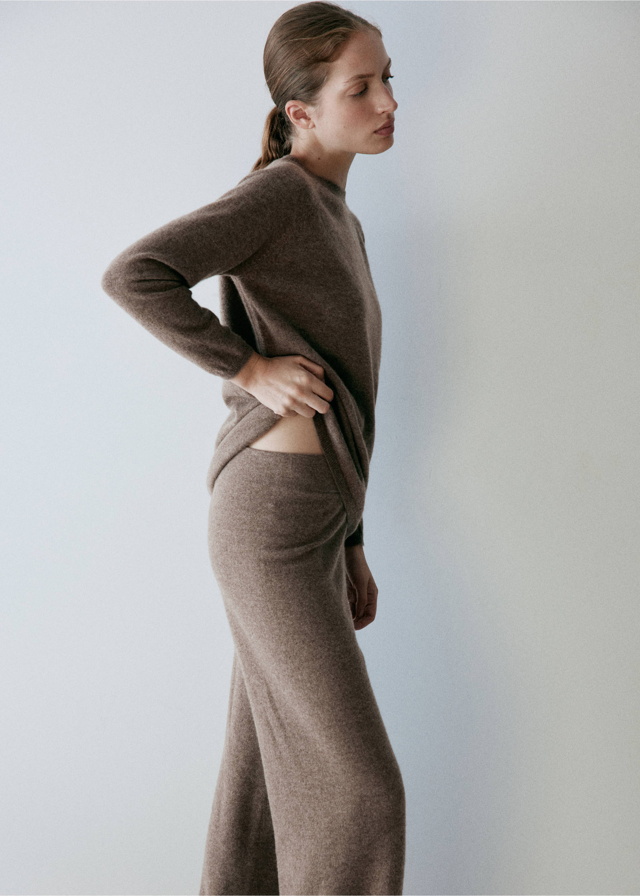 100% cashmere trousers - Details of the article 1, Medium Brown. Ref: 37042900-00.