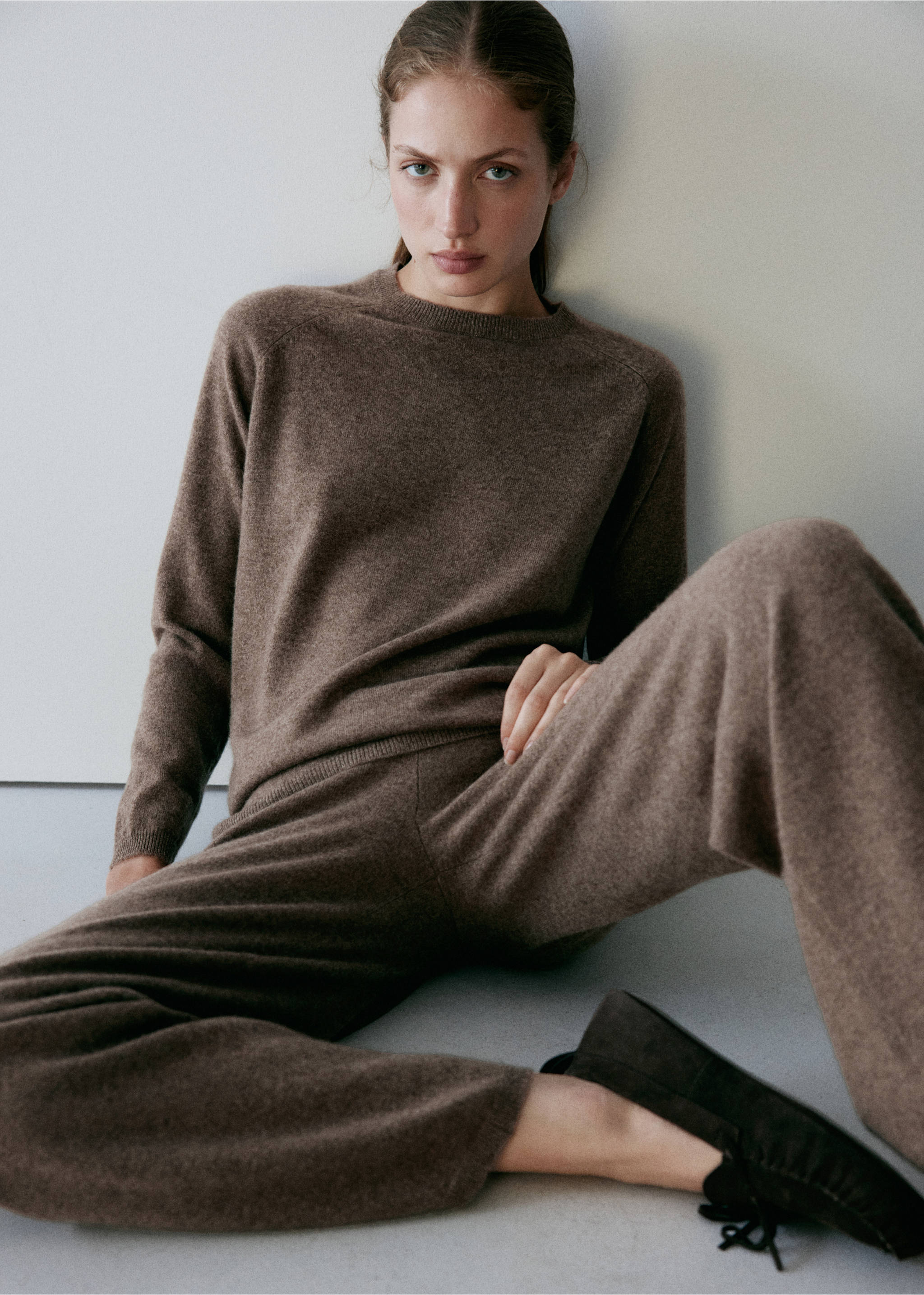 100% cashmere trousers - Details of the article 2, Medium Brown. Ref: 37042900-00.