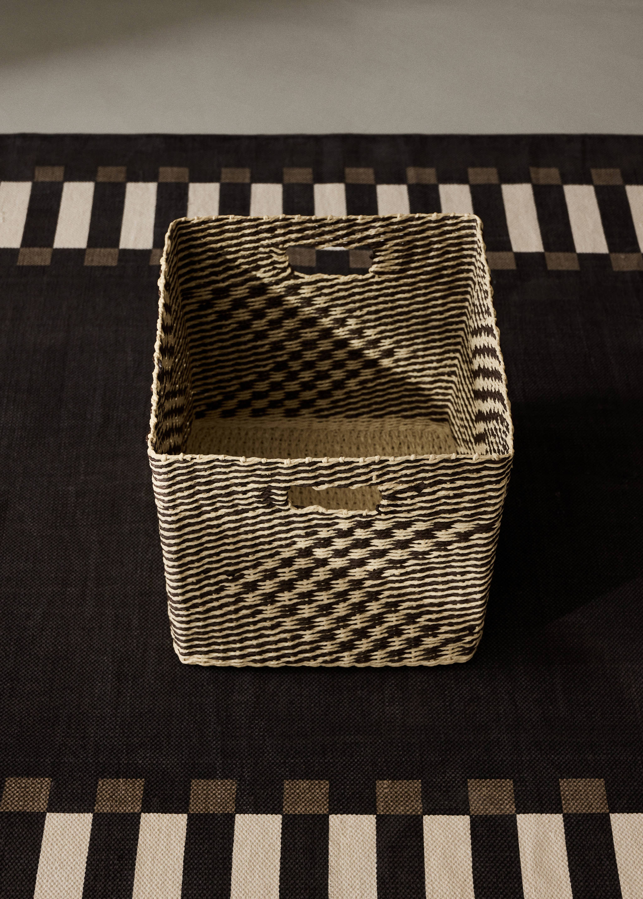 Rectangular embroidered detail basket - General plane
