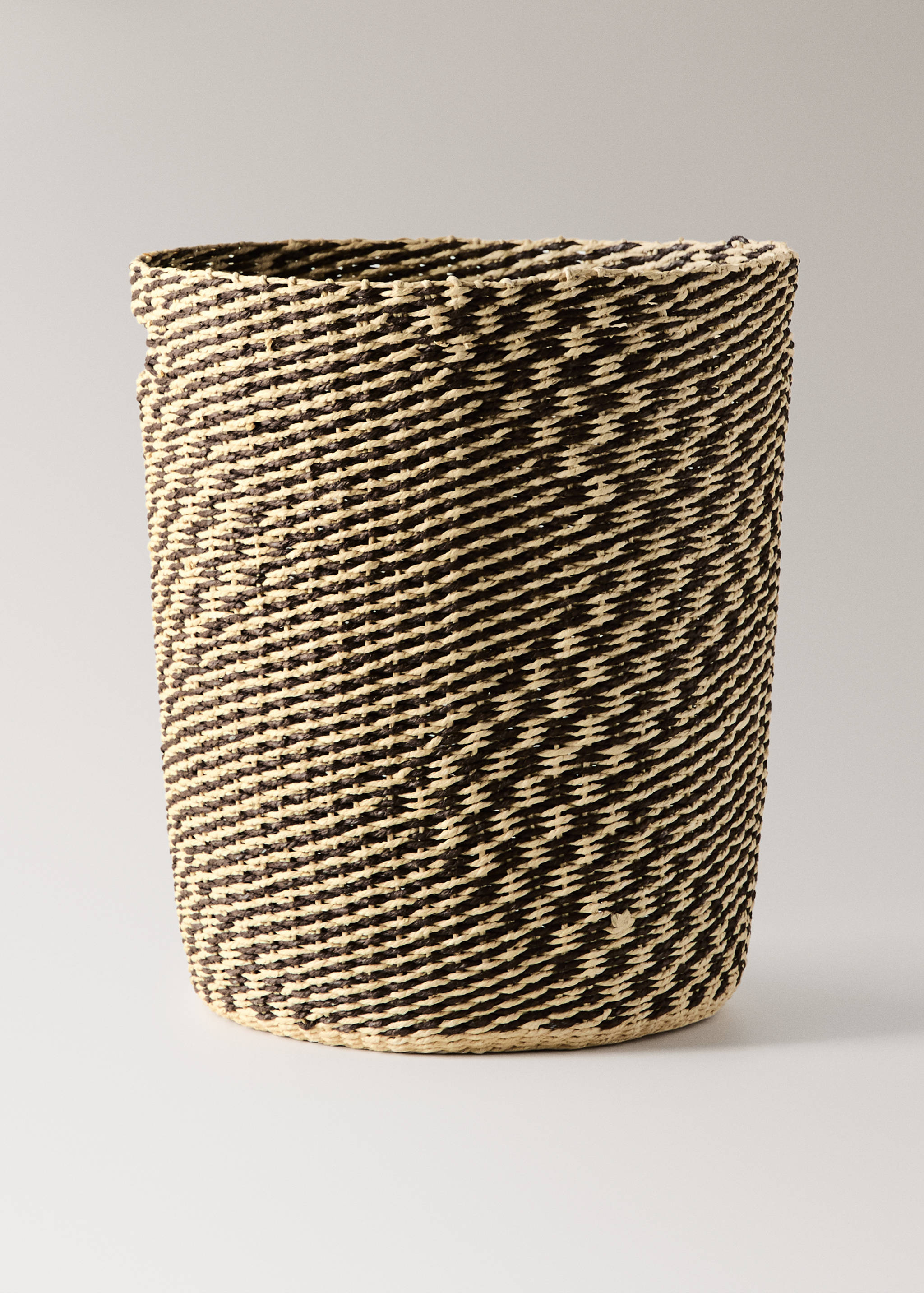 Large basket with embroidered detail - Article without model