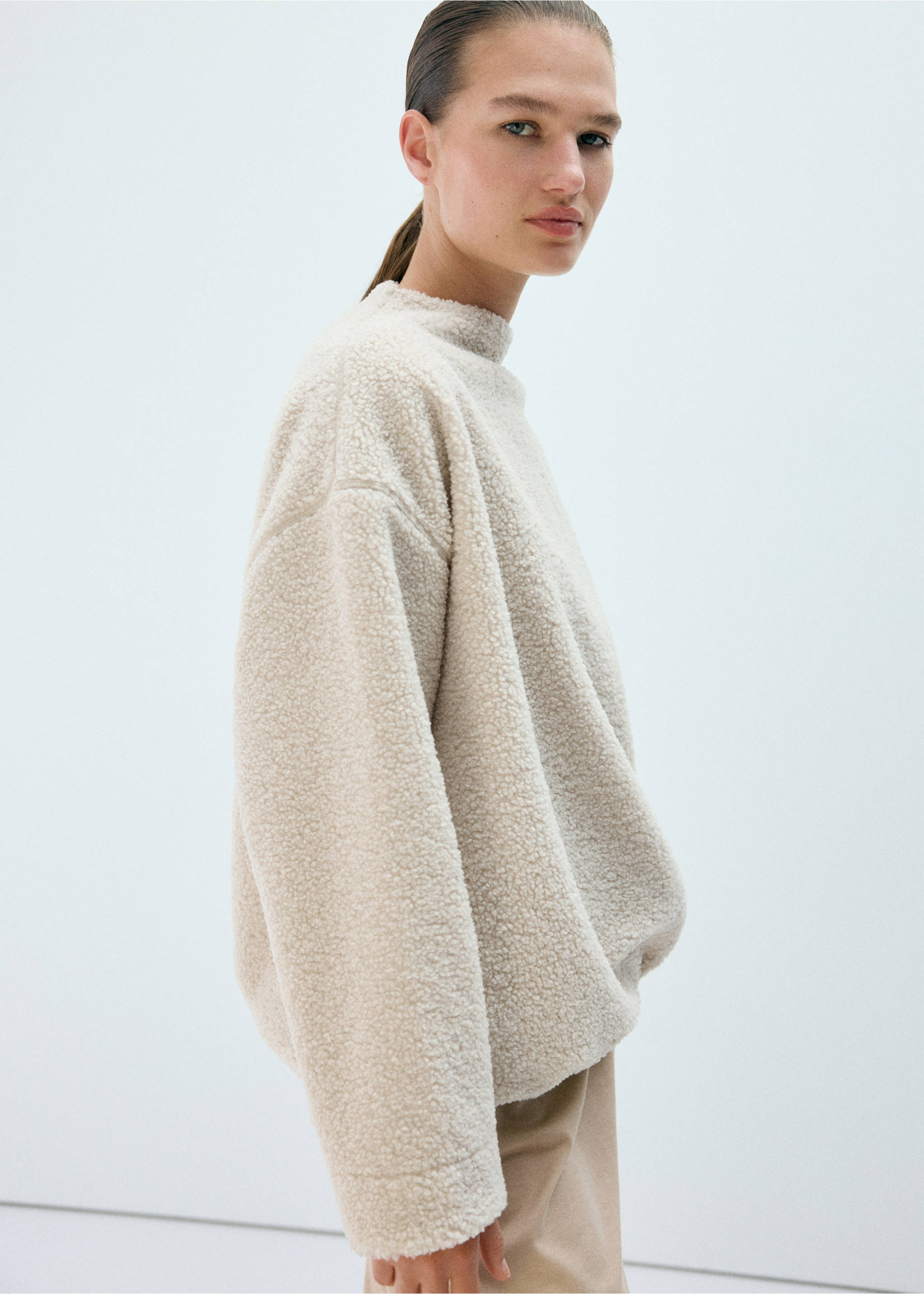 Adjustable low shearling jumper - Details of the article 4, Beige. Ref: 37042914-00.