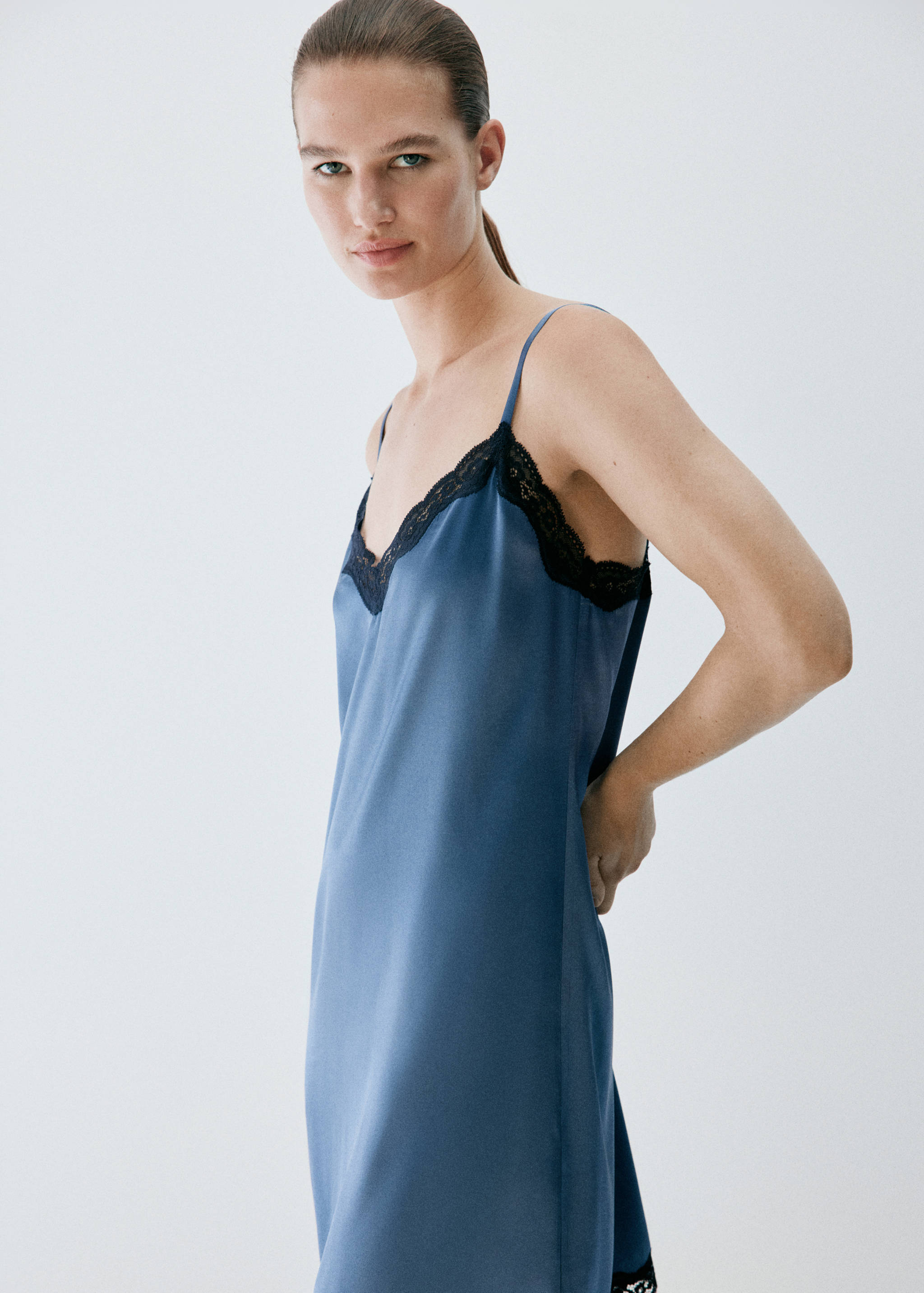 Chemise de nuit soie et dentelle contrastée - Plan moyen
