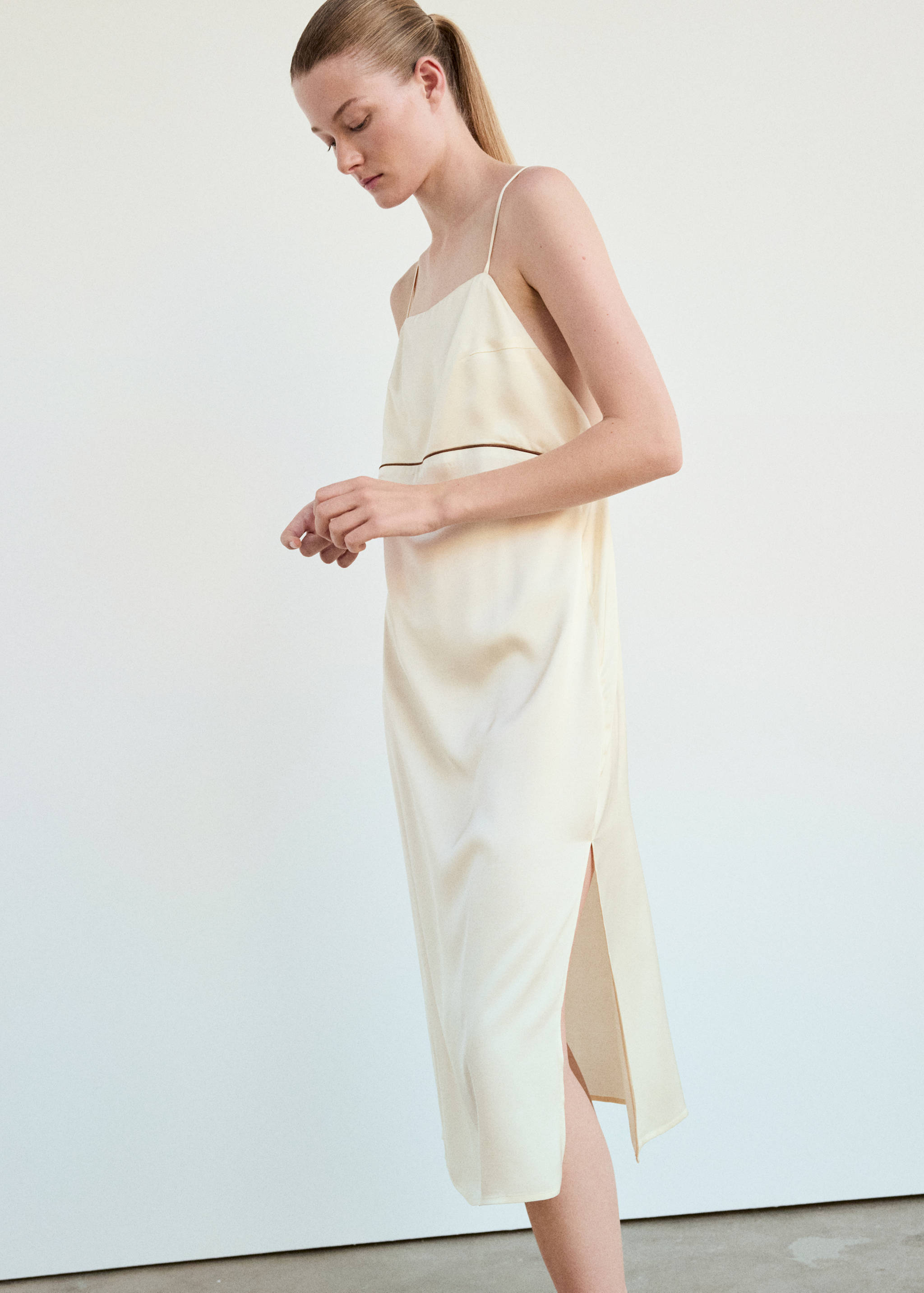 Chemise de nuit en viscose satinée avec passepoil contrasté - Plan moyen