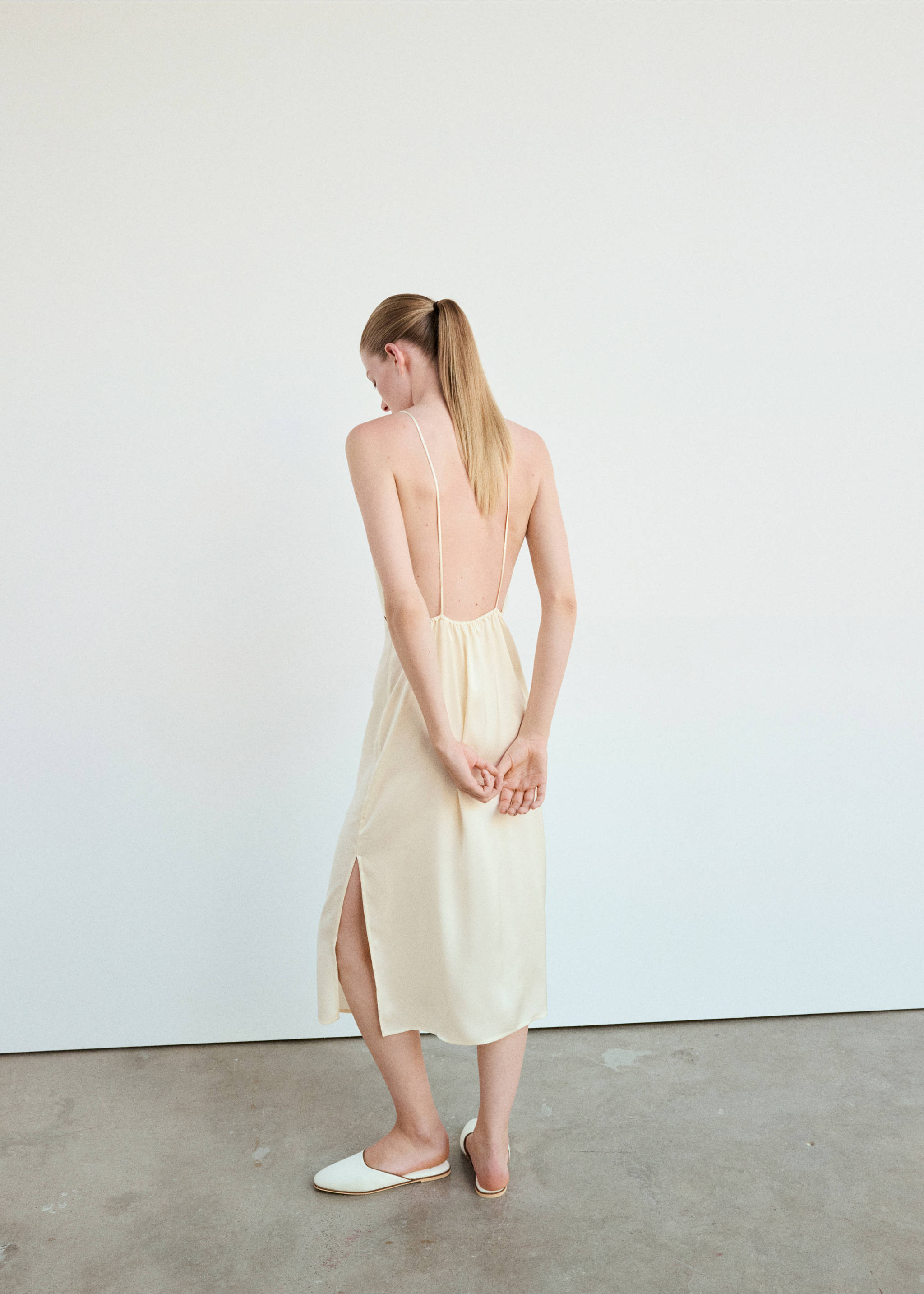 Chemise de nuit en viscose satinée avec passepoil contrasté - Verso de l’article, Ivoire. Ref: 37042920-00.