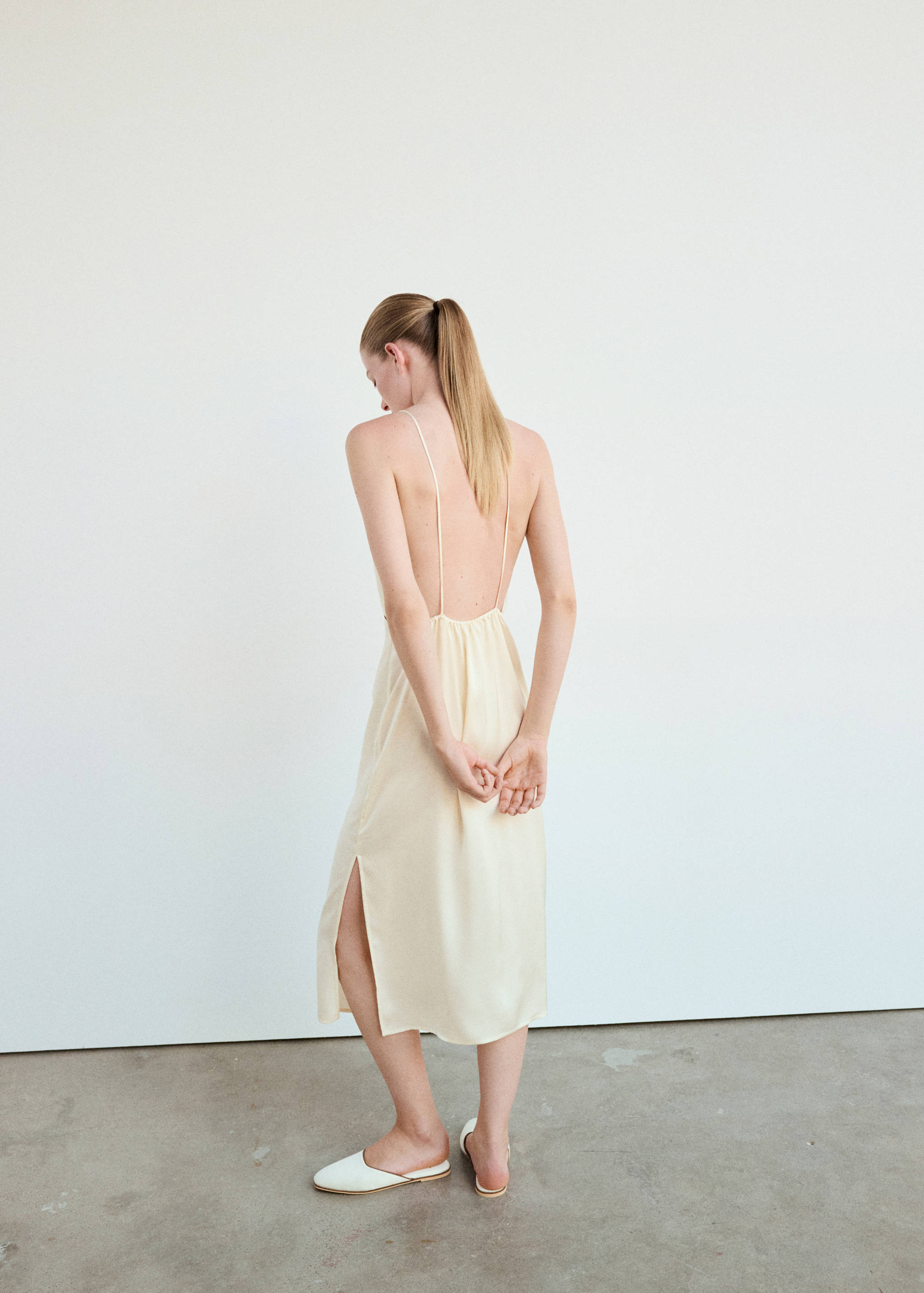 Chemise de nuit en viscose satinée avec passepoil contrasté - Verso de l’article