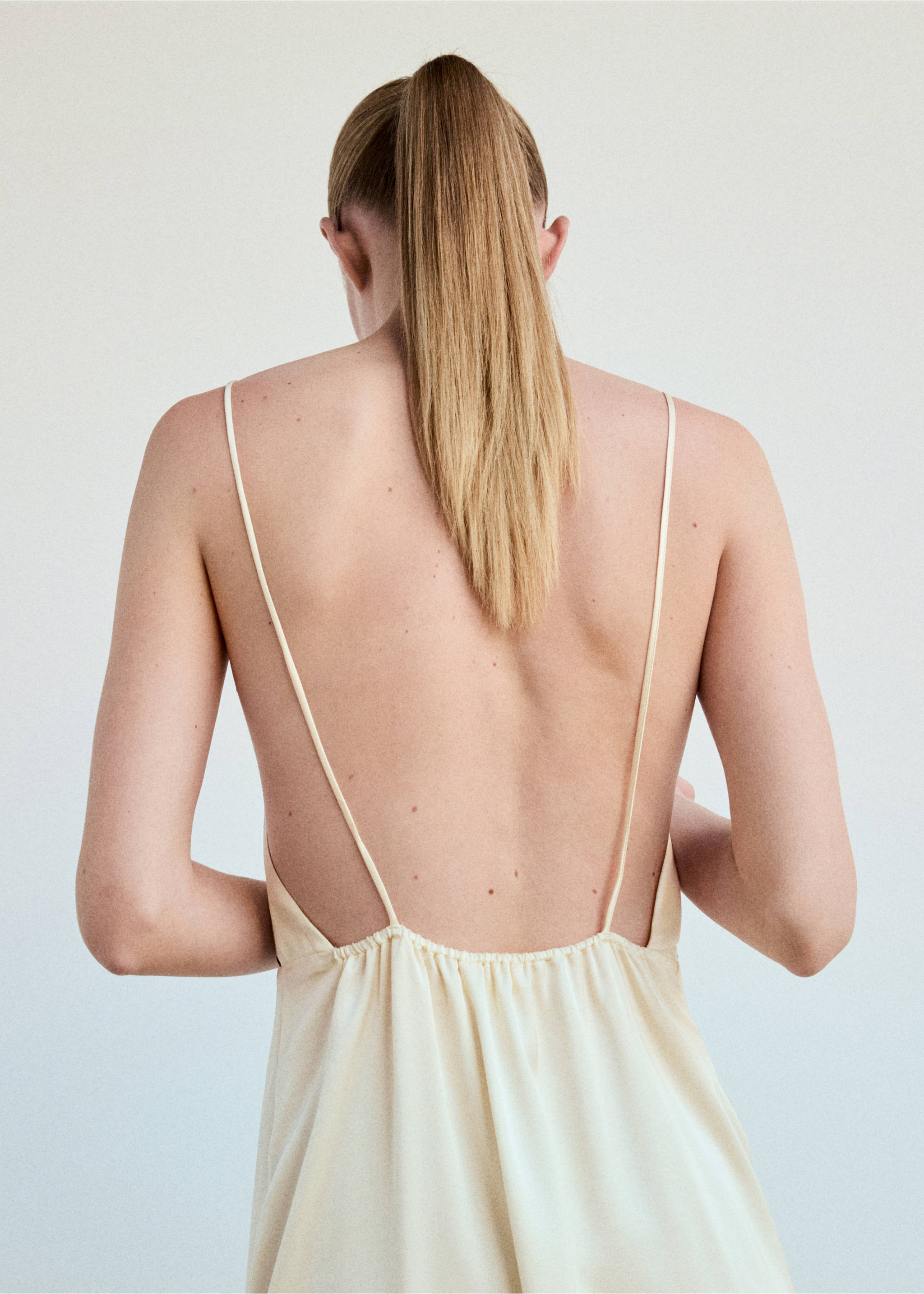 Chemise de nuit en viscose satinée avec passepoil contrasté - Détail de l'article 3, Ivoire. Ref: 37042920-00.