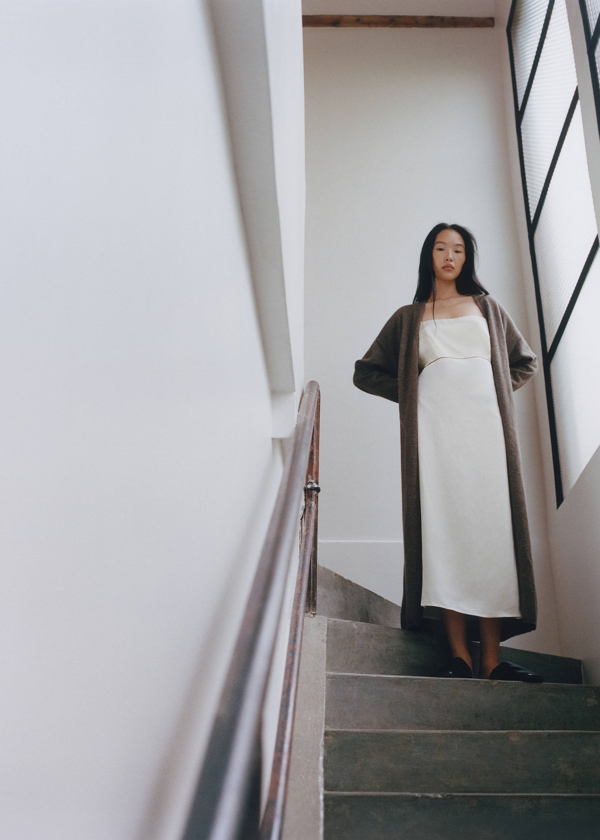 Satin viscose nightdress with contrast piping - Details of the article 5