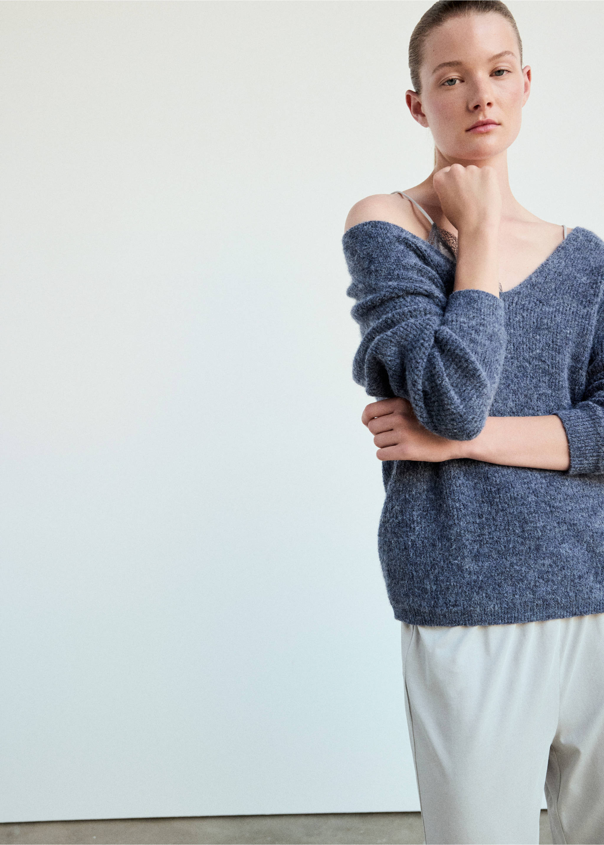Jersey oversize cuello pico - Plano medio, Azul. Ref: 37042923-00.