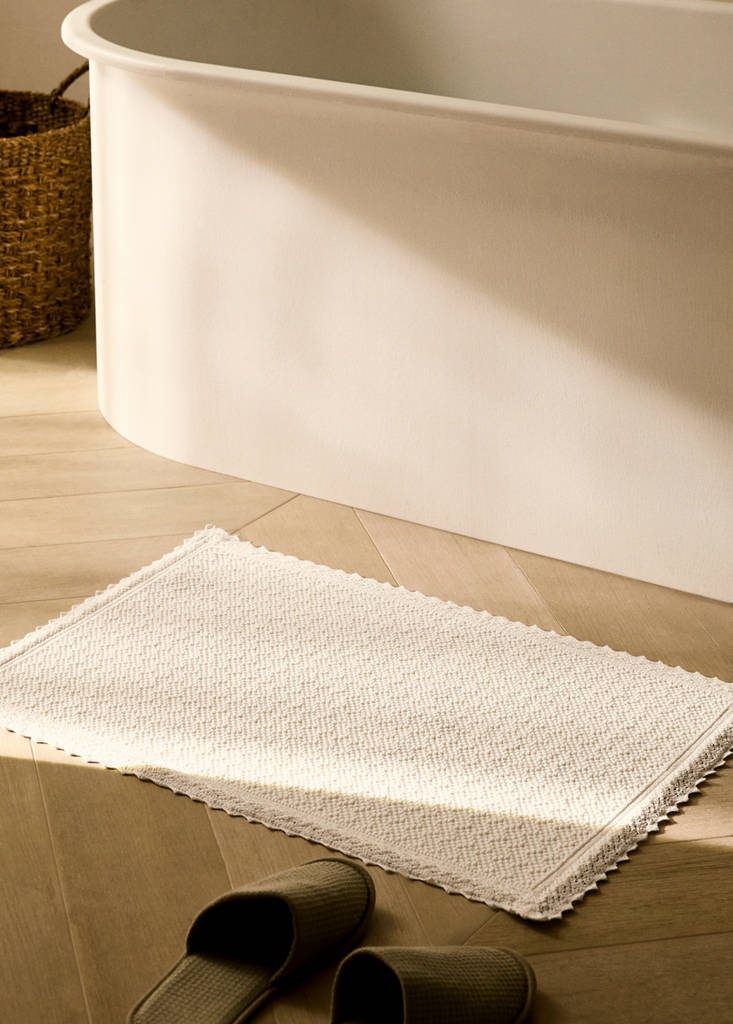 Lace bathroom rug — White