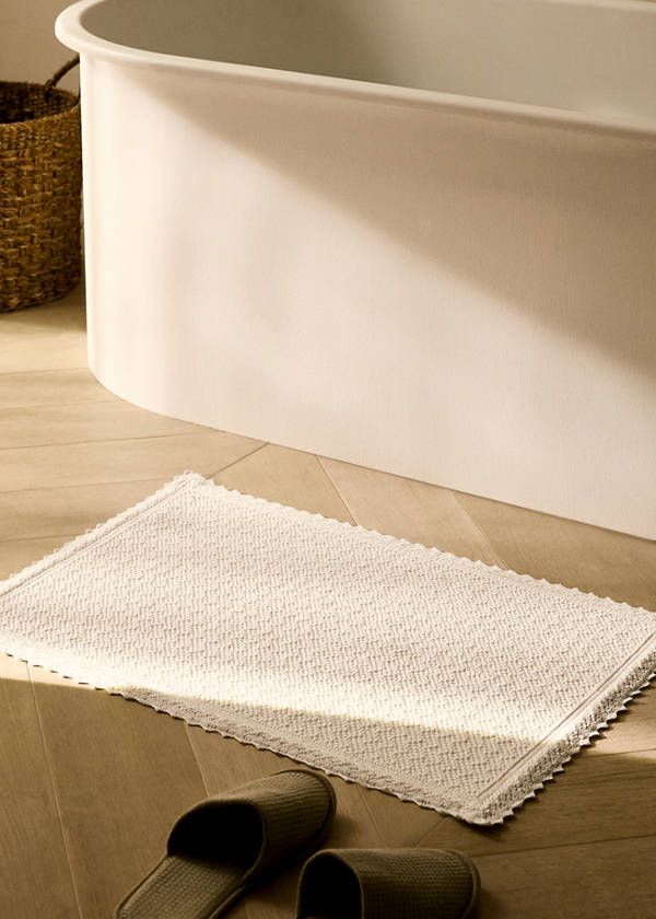 Lace bathroom rug — White