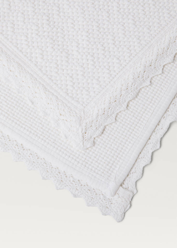 Lace bathroom rug — White