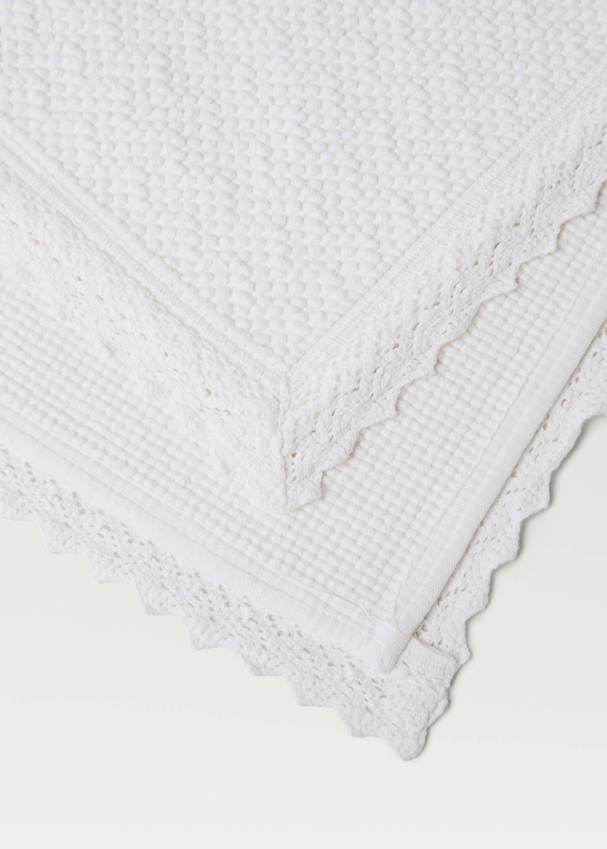 Lace bathroom rug — White