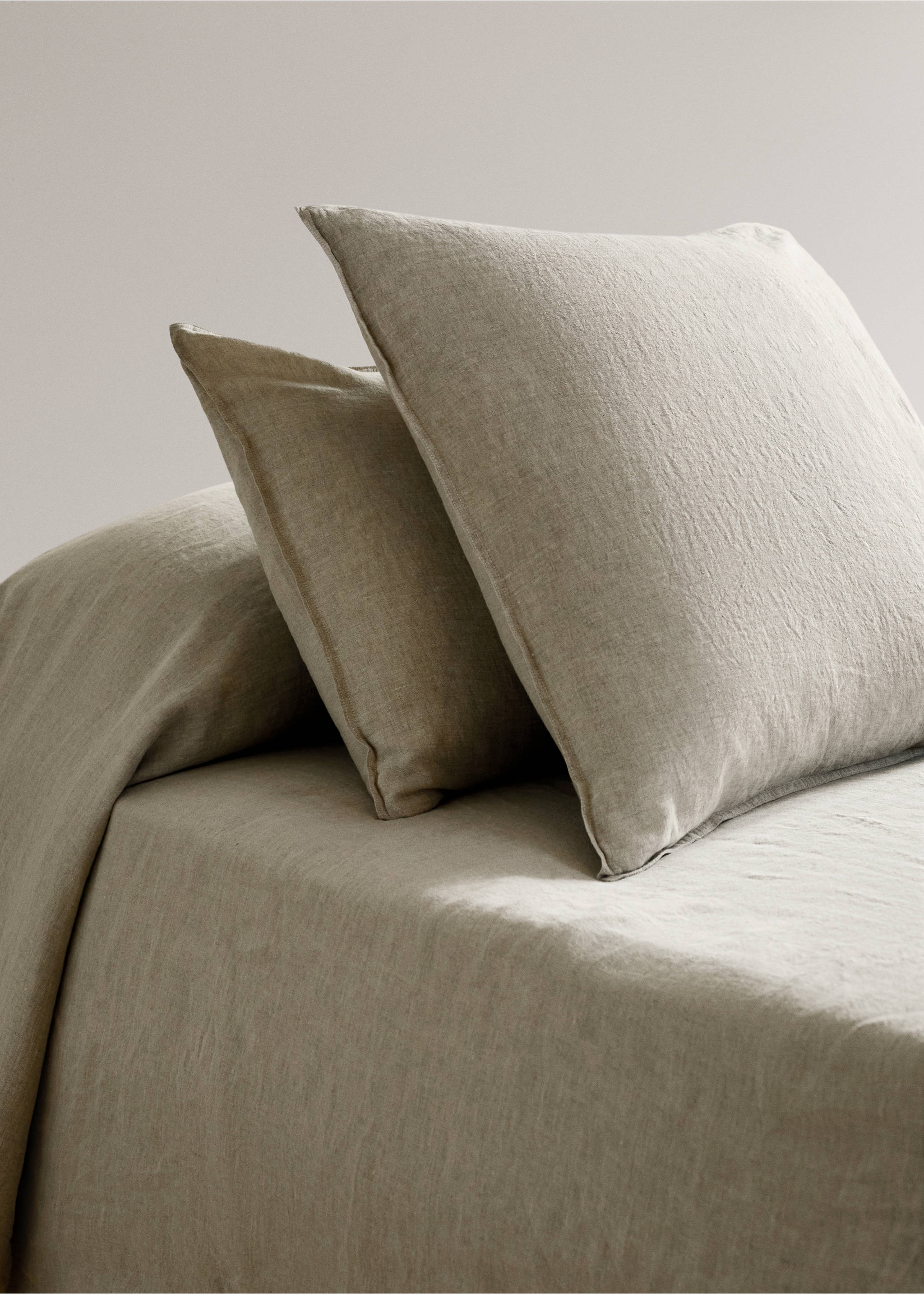 Two washed linen pillowcases 60x60 cm - General plane, Sand. Ref: 37042938-00.