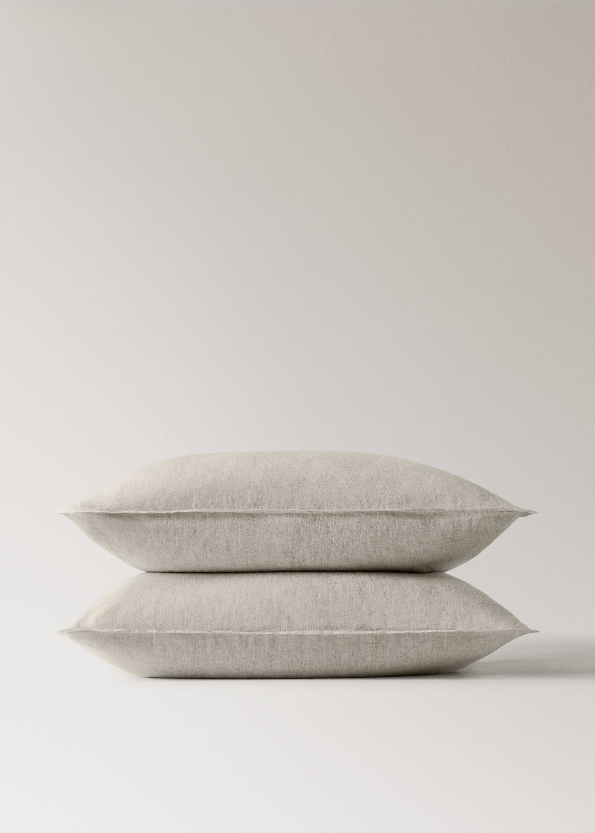 Two washed linen pillowcases 60x60 cm - Details of the article 1, Sand. Ref: 37042938-00.