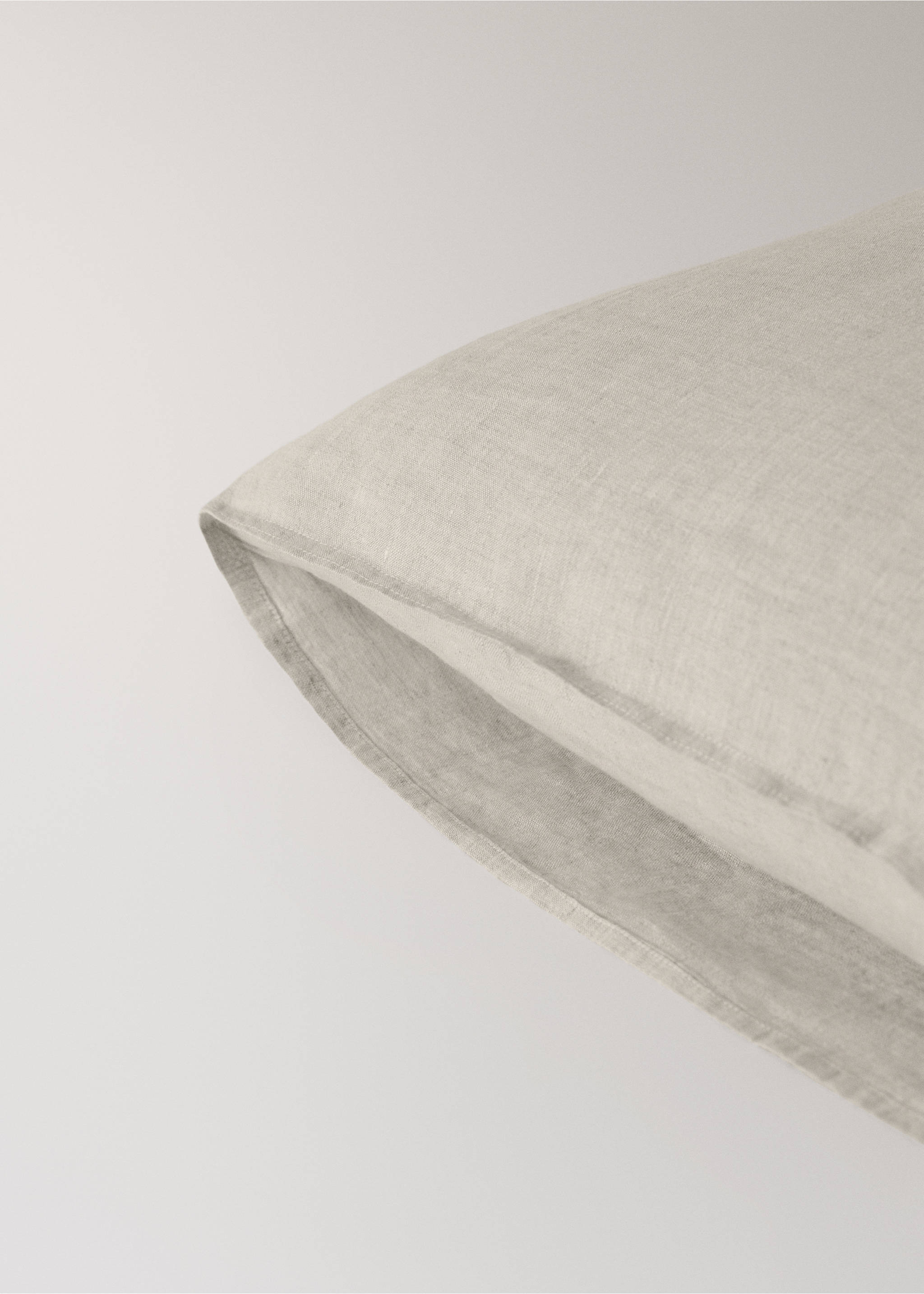 Two washed linen pillowcases 60x60 cm - Details of the article 3, Sand. Ref: 37042938-00.