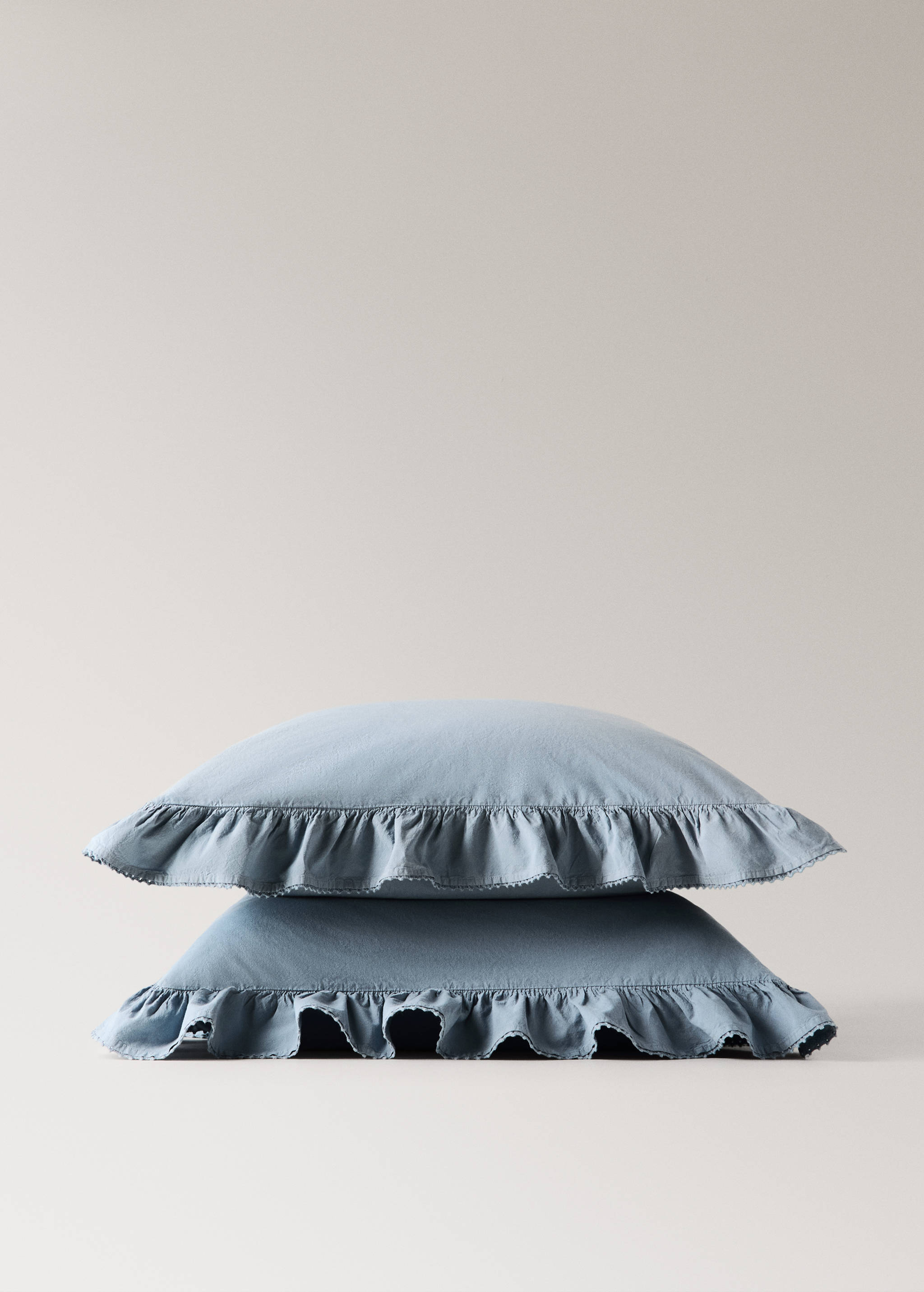 Two washed cotton pillowcases with lace detail 60x60 cm - Details of the article 2