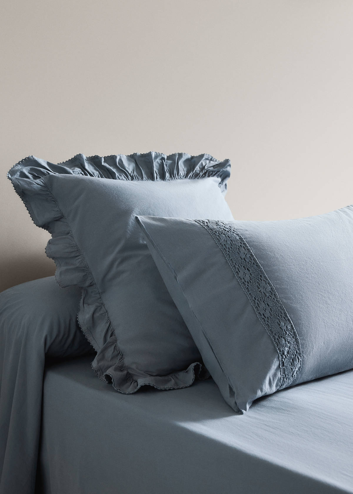 Two washed cotton pillowcases with lace trim 50x75cm — Blue