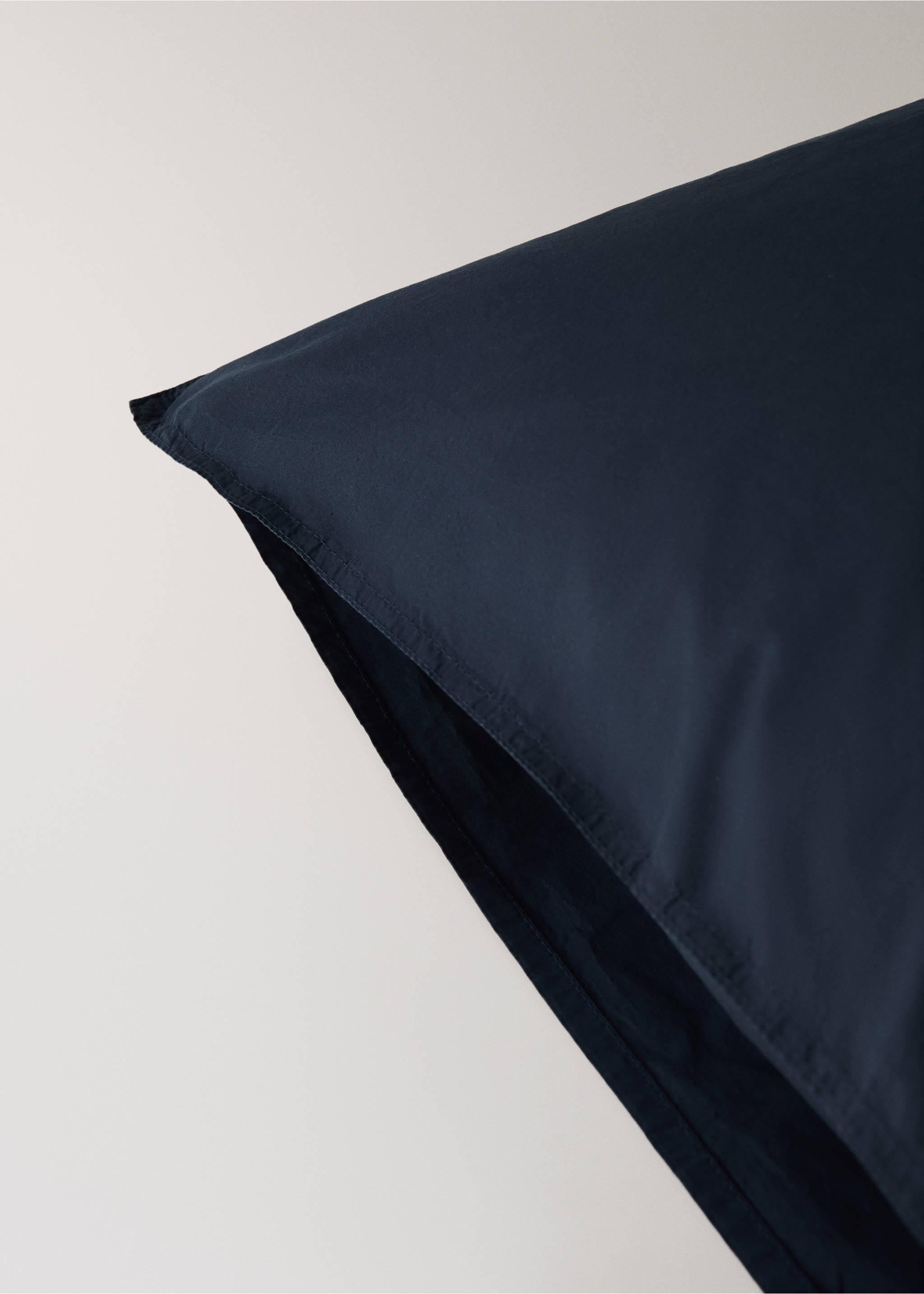 100% cotton poplin garment-dyed pillowcase 50x75 cm - Details of the article 2, Navy. Ref: 37042942-00.