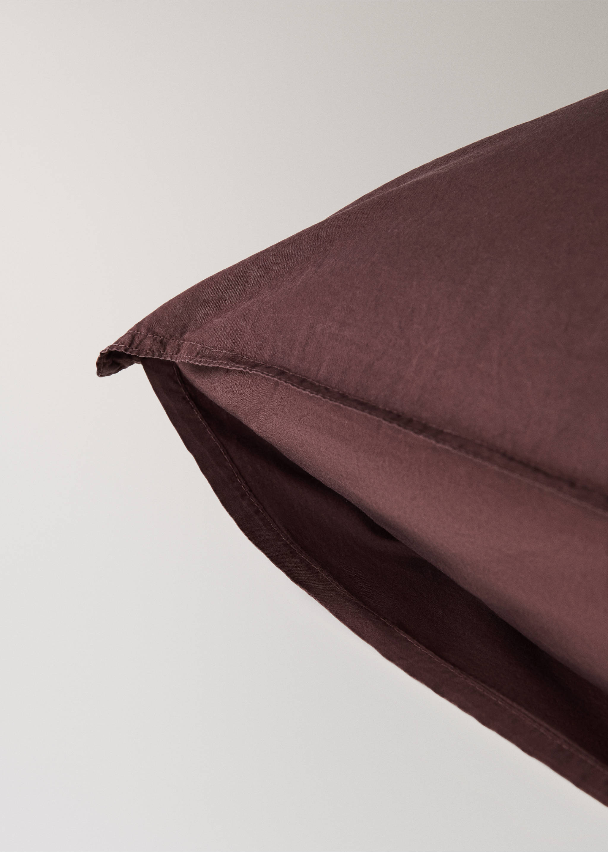 100% cotton poplin garment-dyed pillowcase 50x75 cm - Details of the article 3, Burgundy. Ref: 37042942-00.