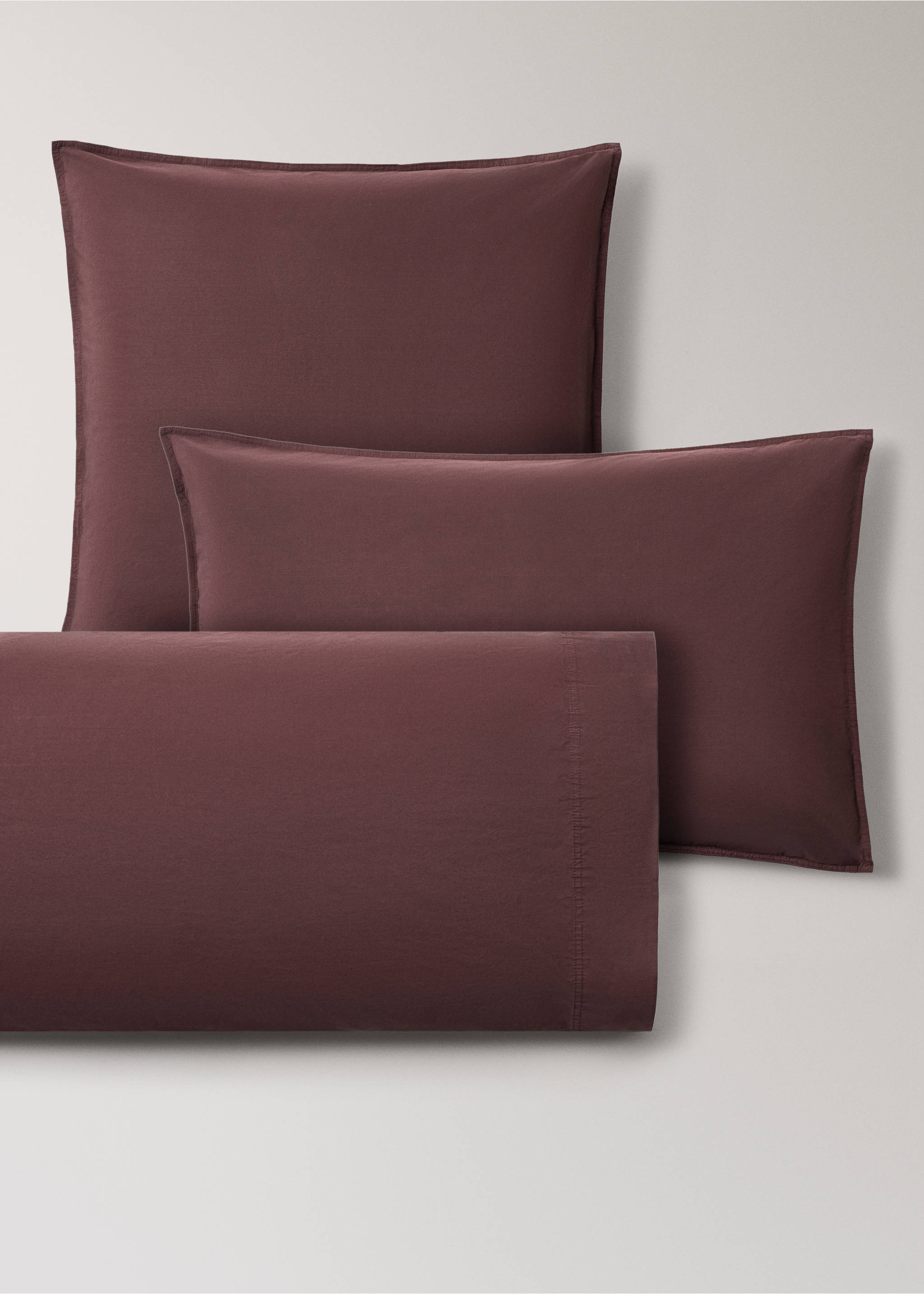 100% cotton poplin garment-dyed pillowcase 50x75 cm - Details of the article 4, Burgundy. Ref: 37042942-00.