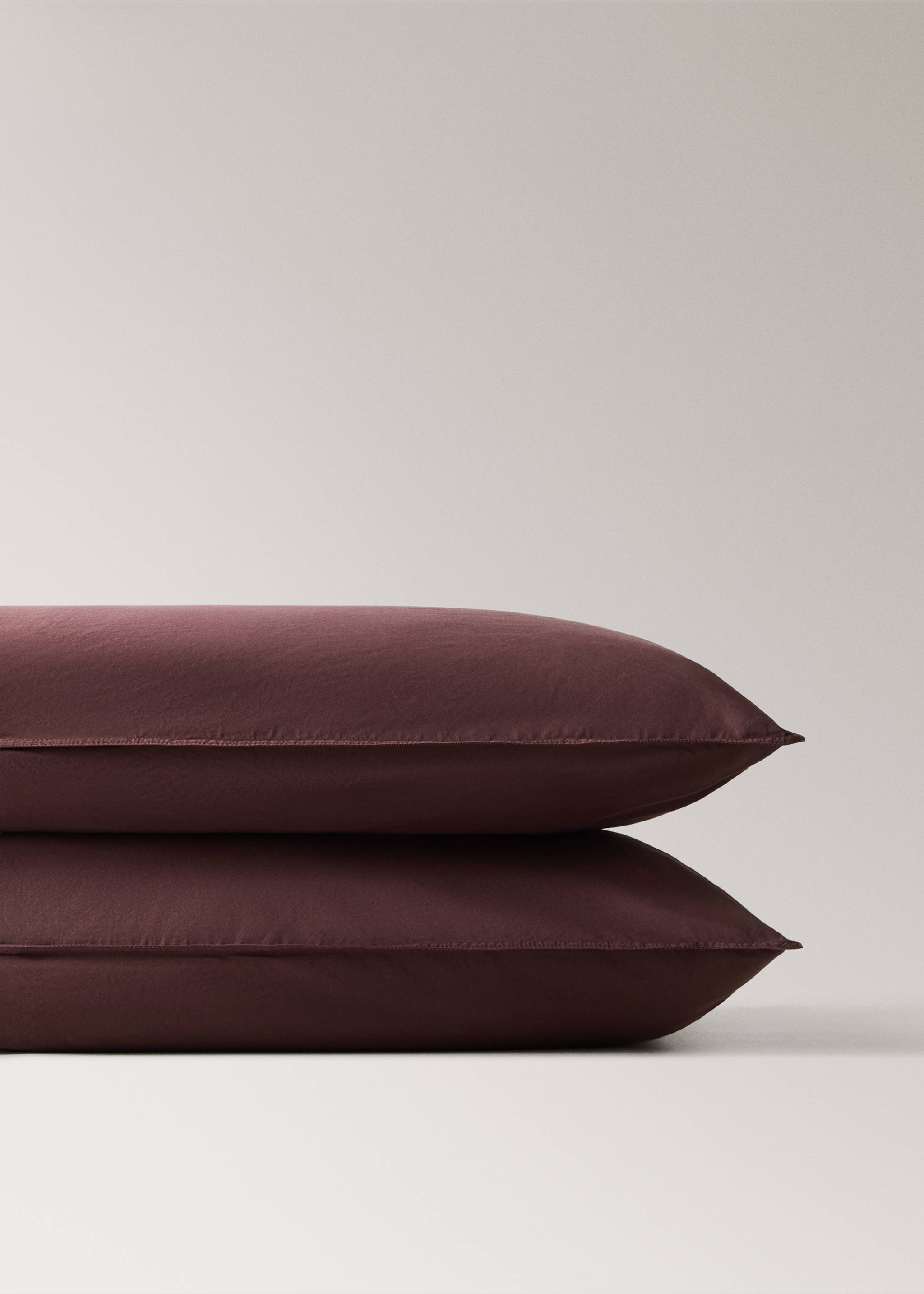100% cotton poplin garment-dyed pillowcase 50x75 cm - Details of the article 9, Burgundy. Ref: 37042942-00.