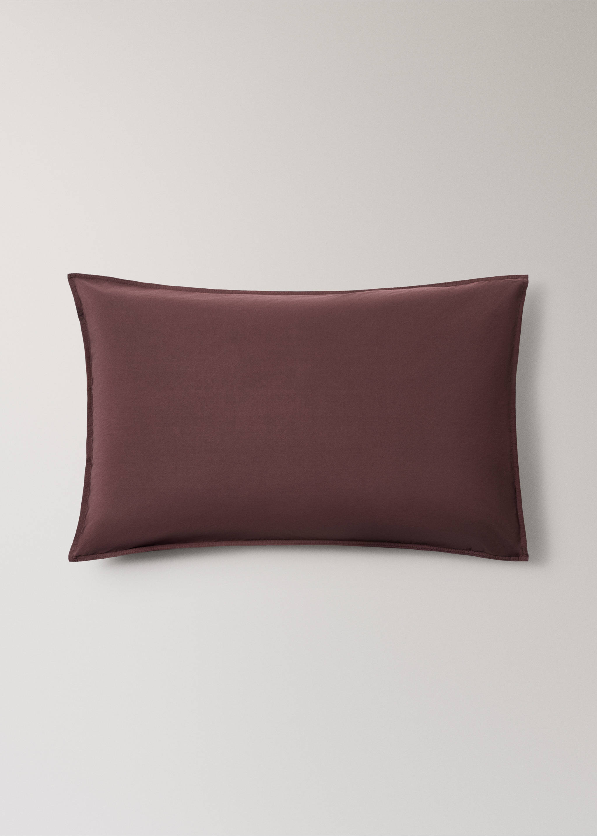 100% cotton poplin garment-dyed pillowcase 50x75 cm - Article without model, Burgundy. Ref: 37042942-00.