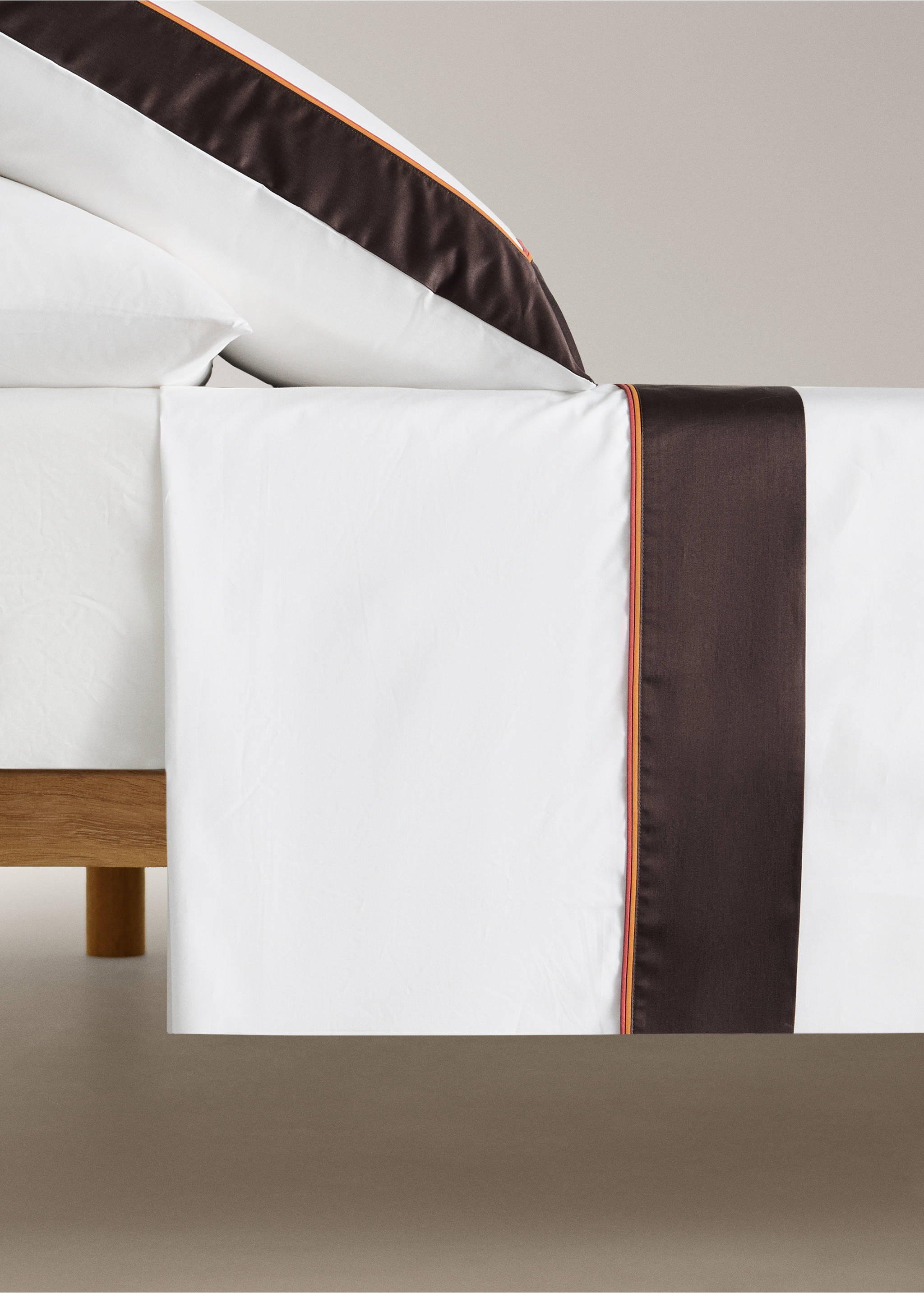 Cotton flat sheet with satin border and contrasting piping for 135/140 cm bed - Article without model, Ecru. Ref: 37042950-00.