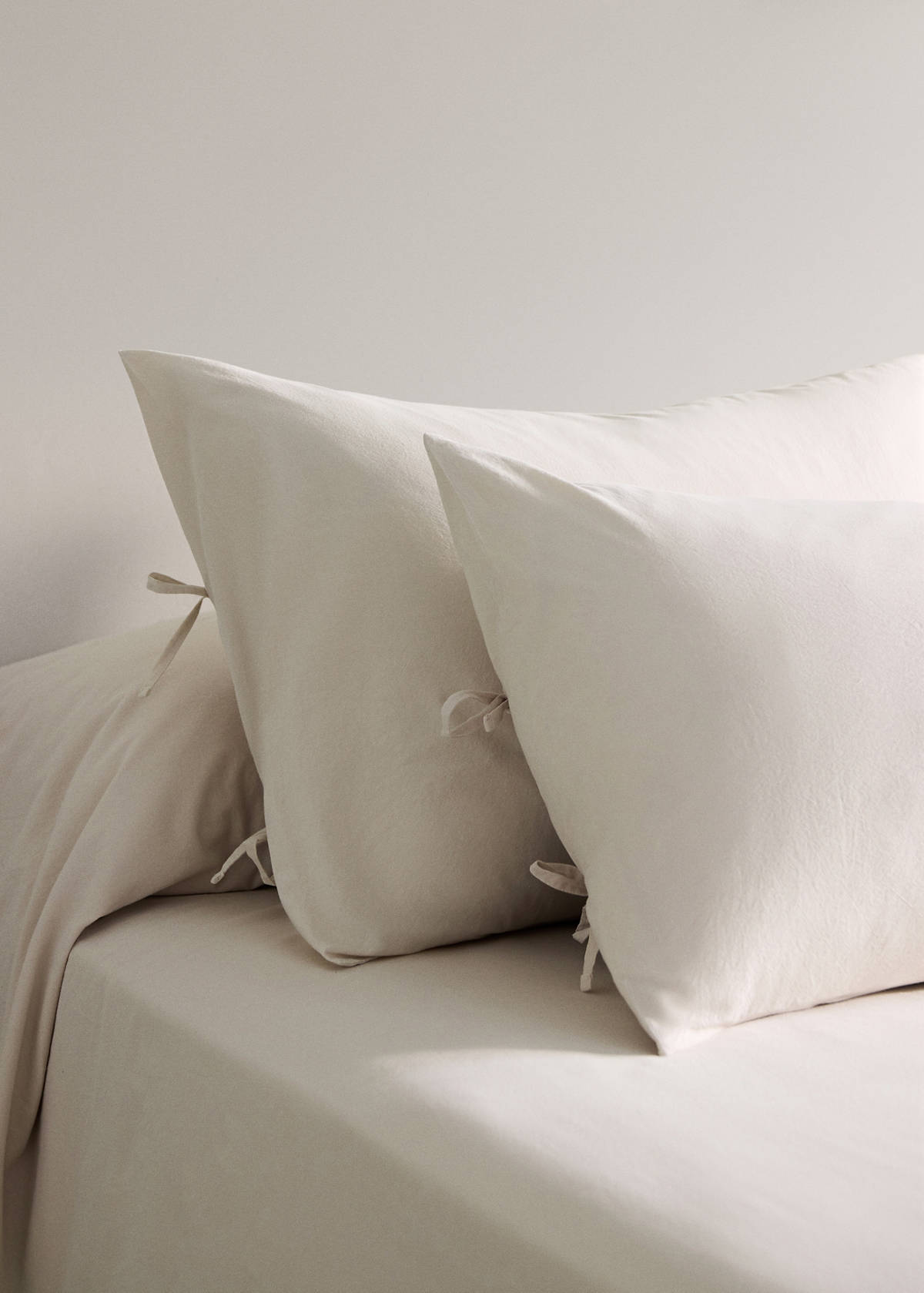 Two washed cotton pillowcases with tie closures 45x110 cm — Sand