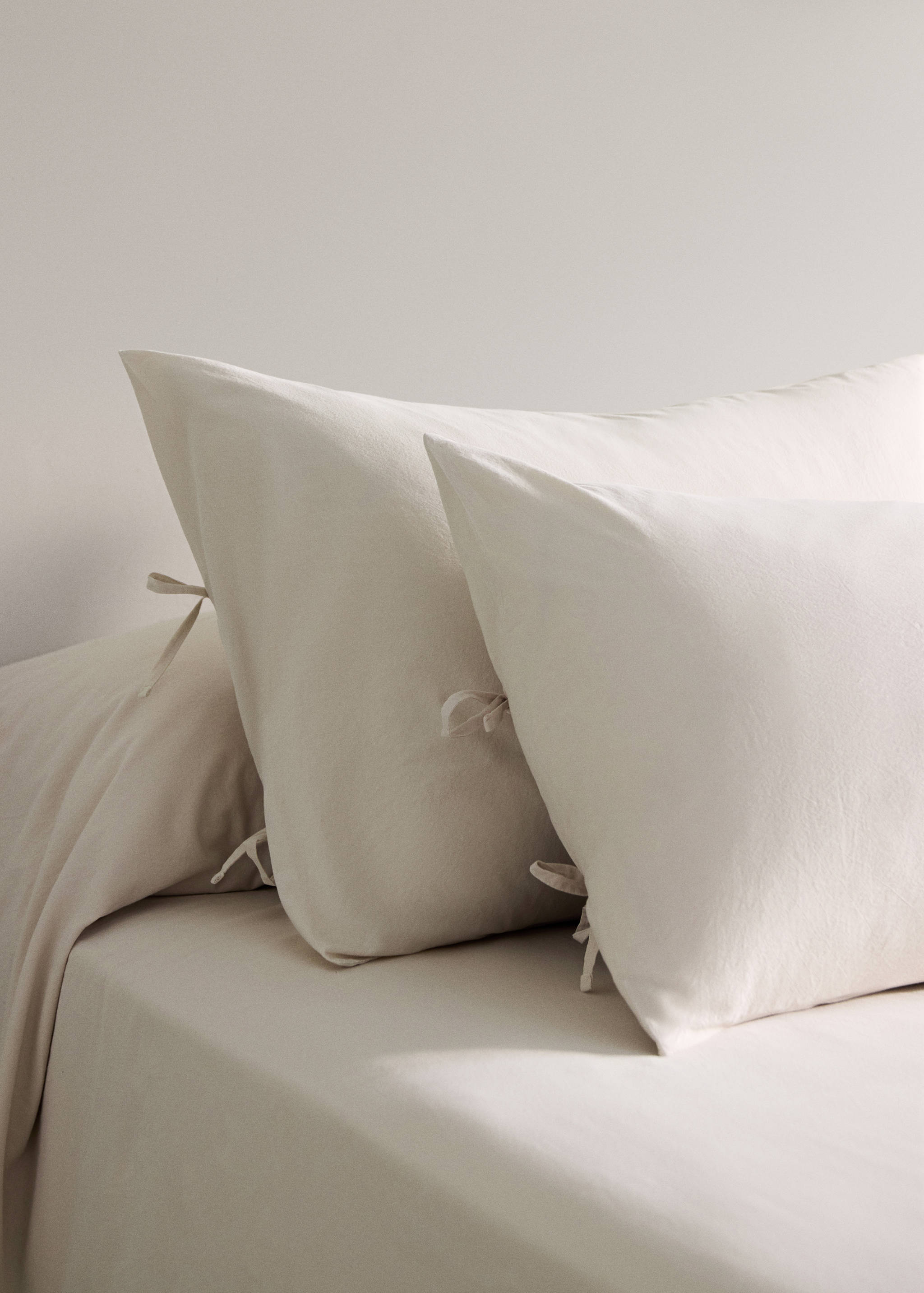 Two washed cotton pillowcases with tie closures 45x110 cm - General plane
