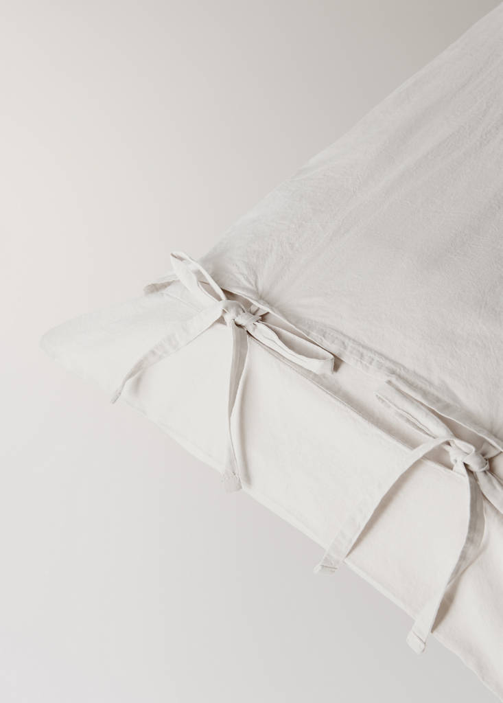 Two washed cotton pillowcases with tie closures 45x110 cm — Sand