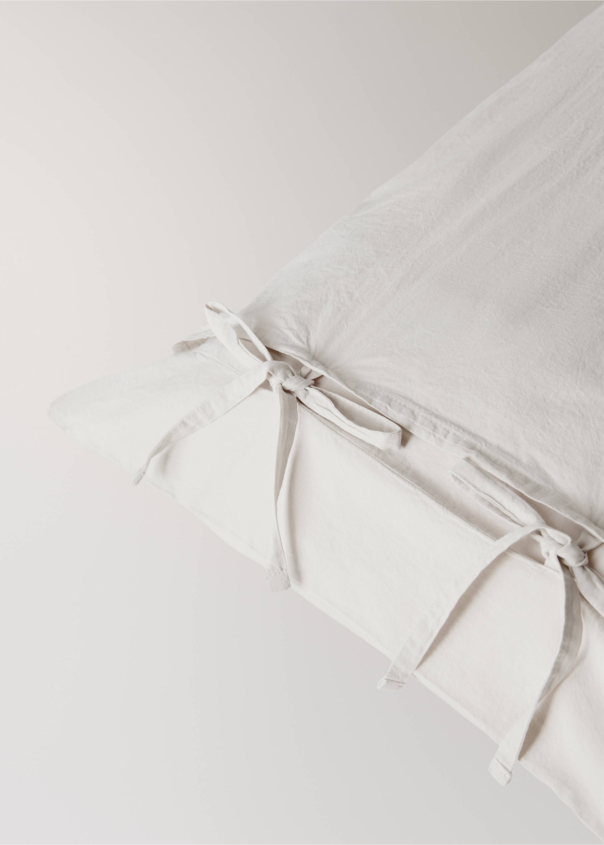 Two washed cotton pillowcases with tie closures 45x110 cm - Details of the article 1, Sand. Ref: 37043063-00.