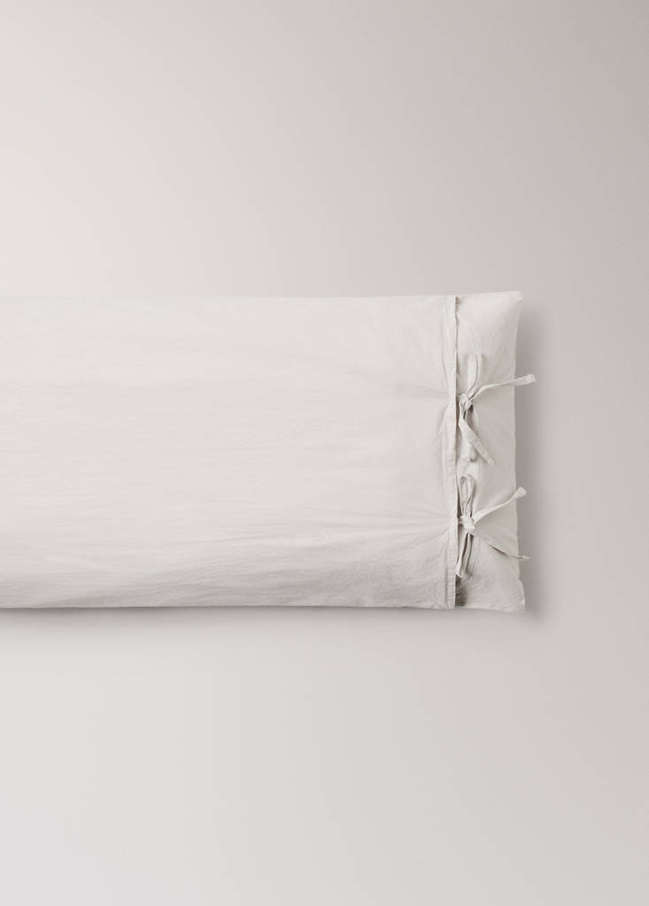 Two washed cotton pillowcases with tie closures 45x110 cm — Sand