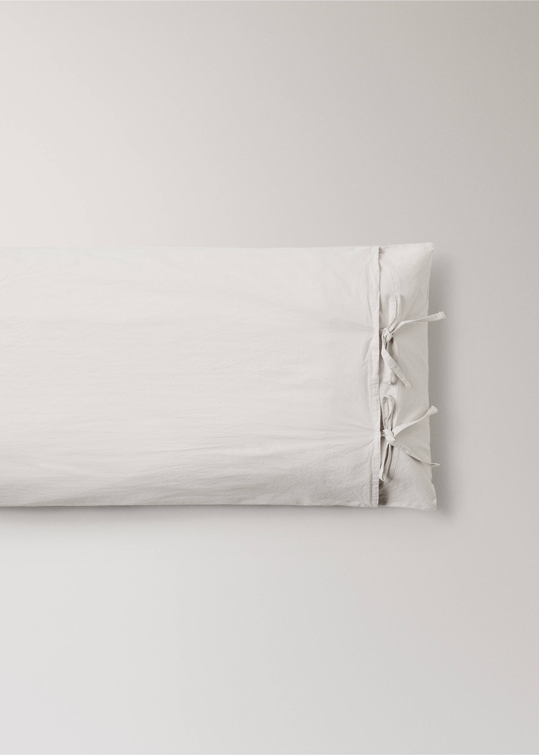 Two washed cotton pillowcases with tie closures 45x110 cm - Details of the article 2, Sand. Ref: 37043063-00.