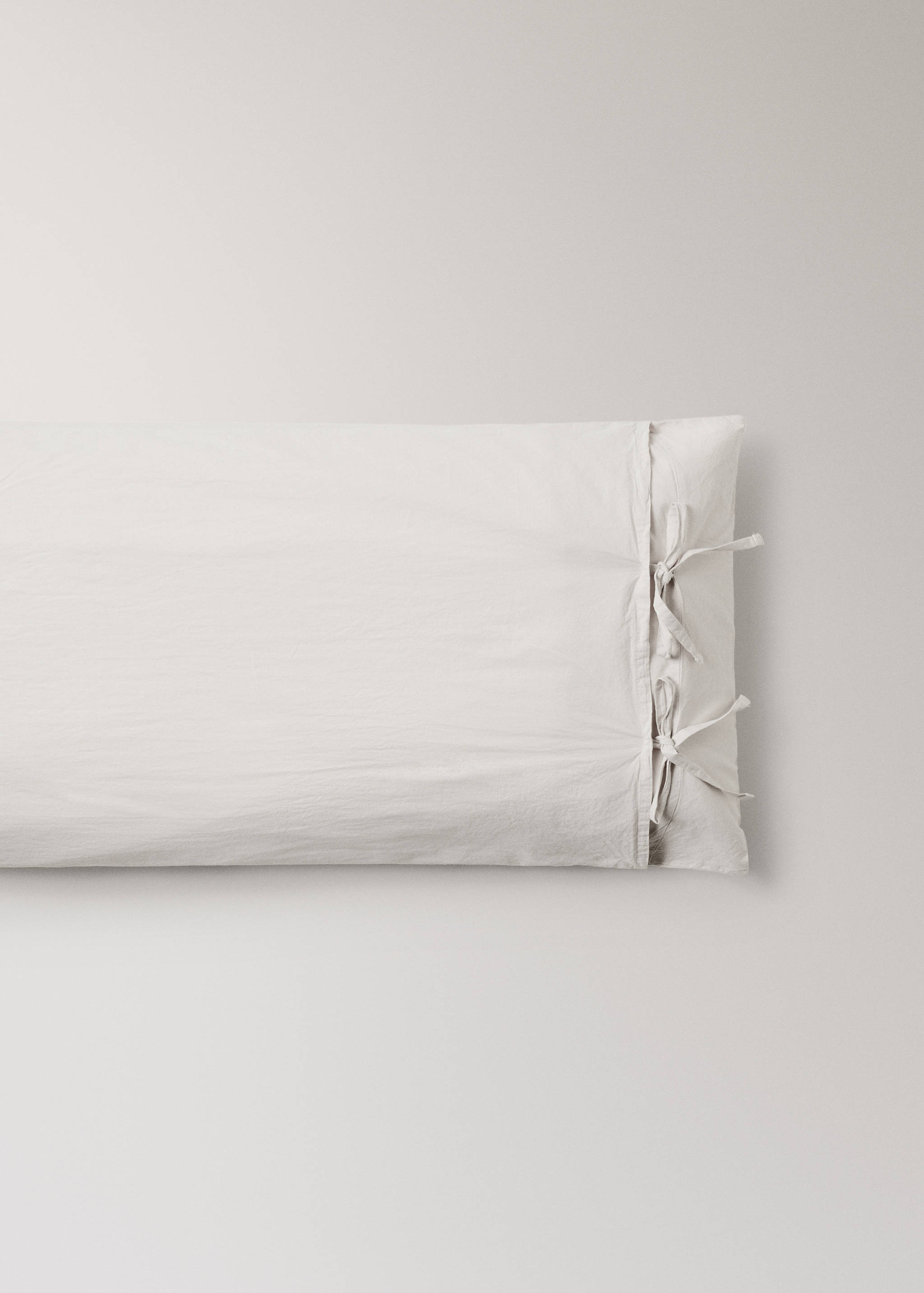 Two washed cotton pillowcases with tie closures 45x110 cm - Details of the article 2