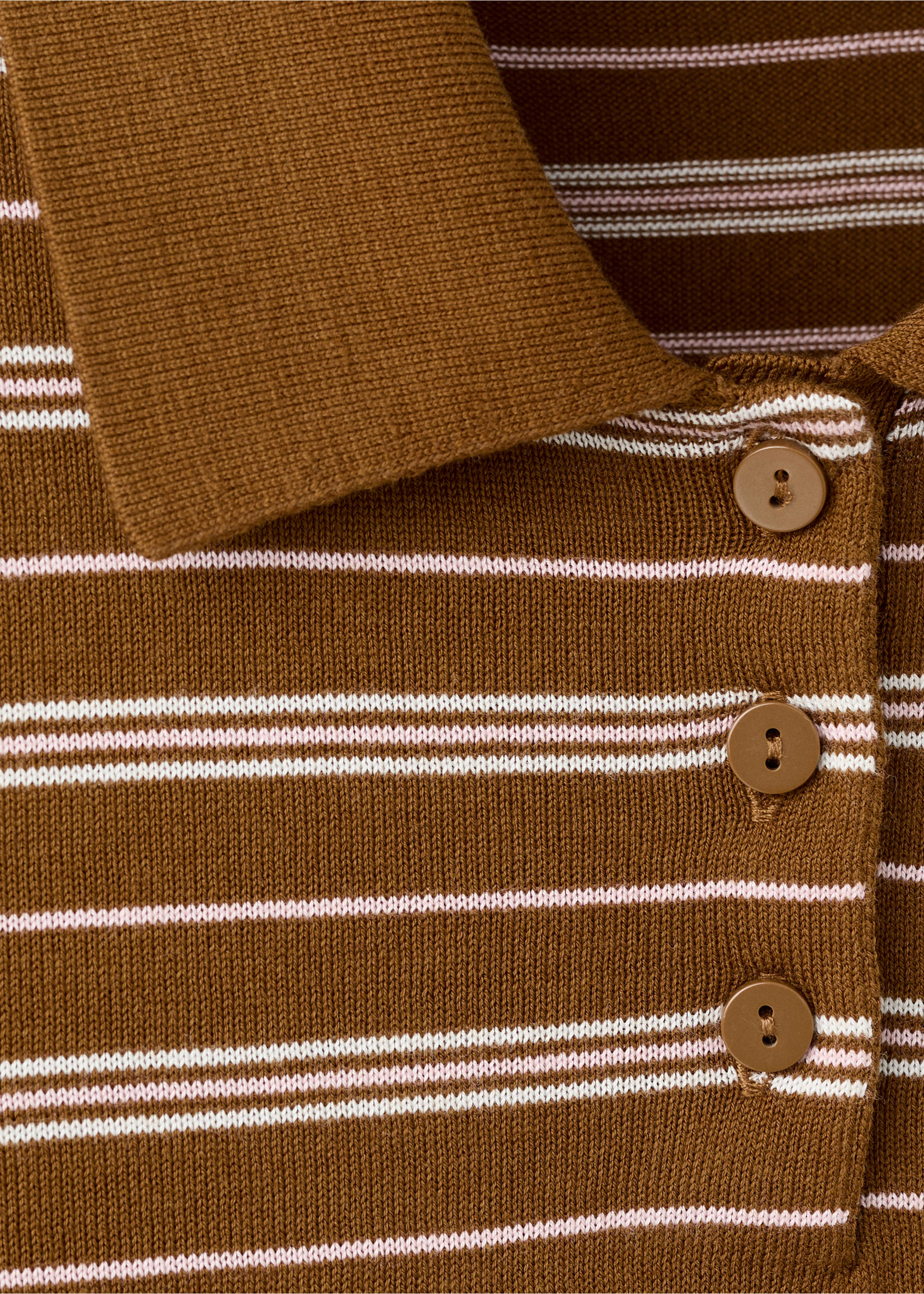Gebreide trui met polokraag - Detail van het artikel 8, Karamel. Ref: 37043275-00.